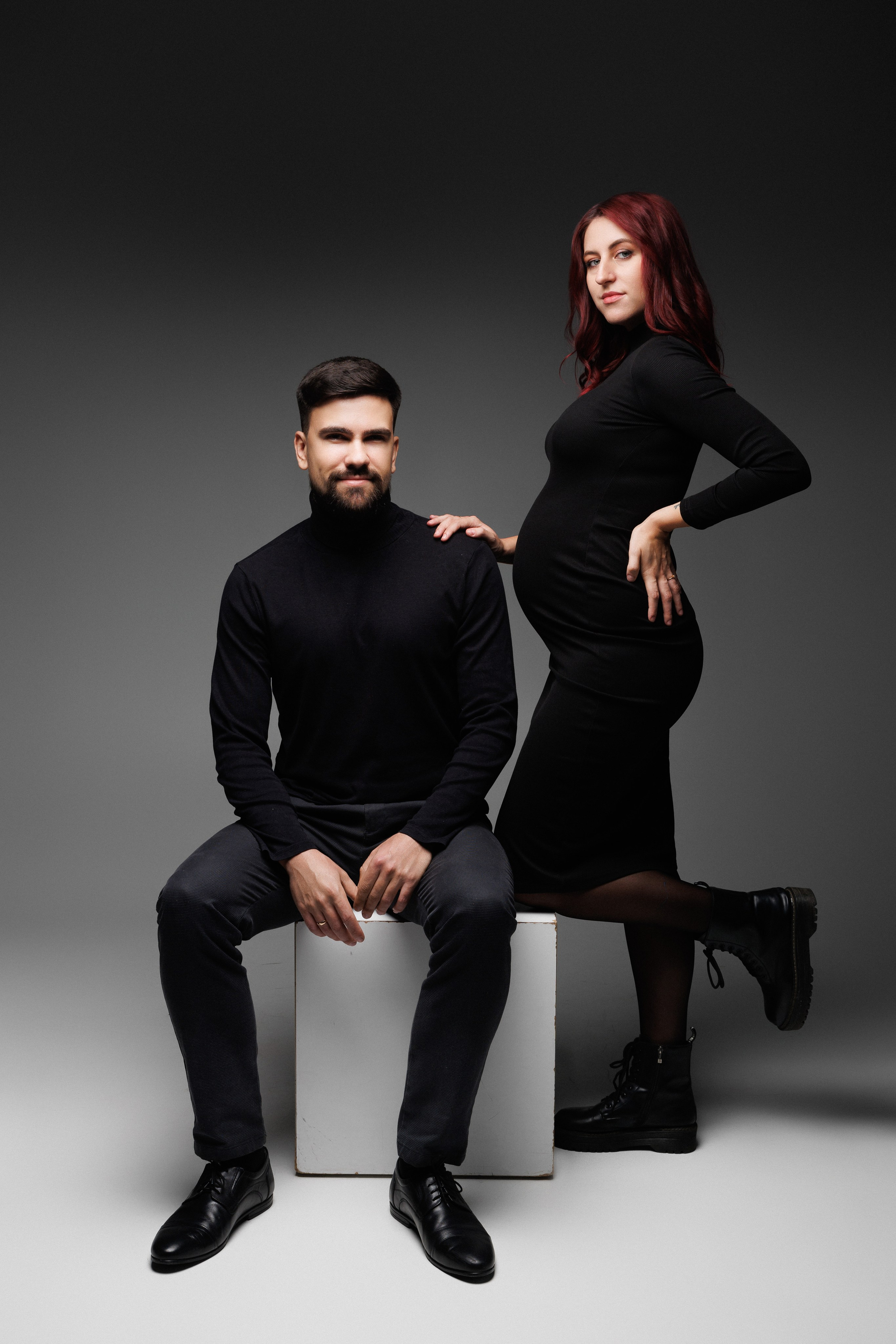 Беременная фотосессия в Оренбурге с мужем на циклораме