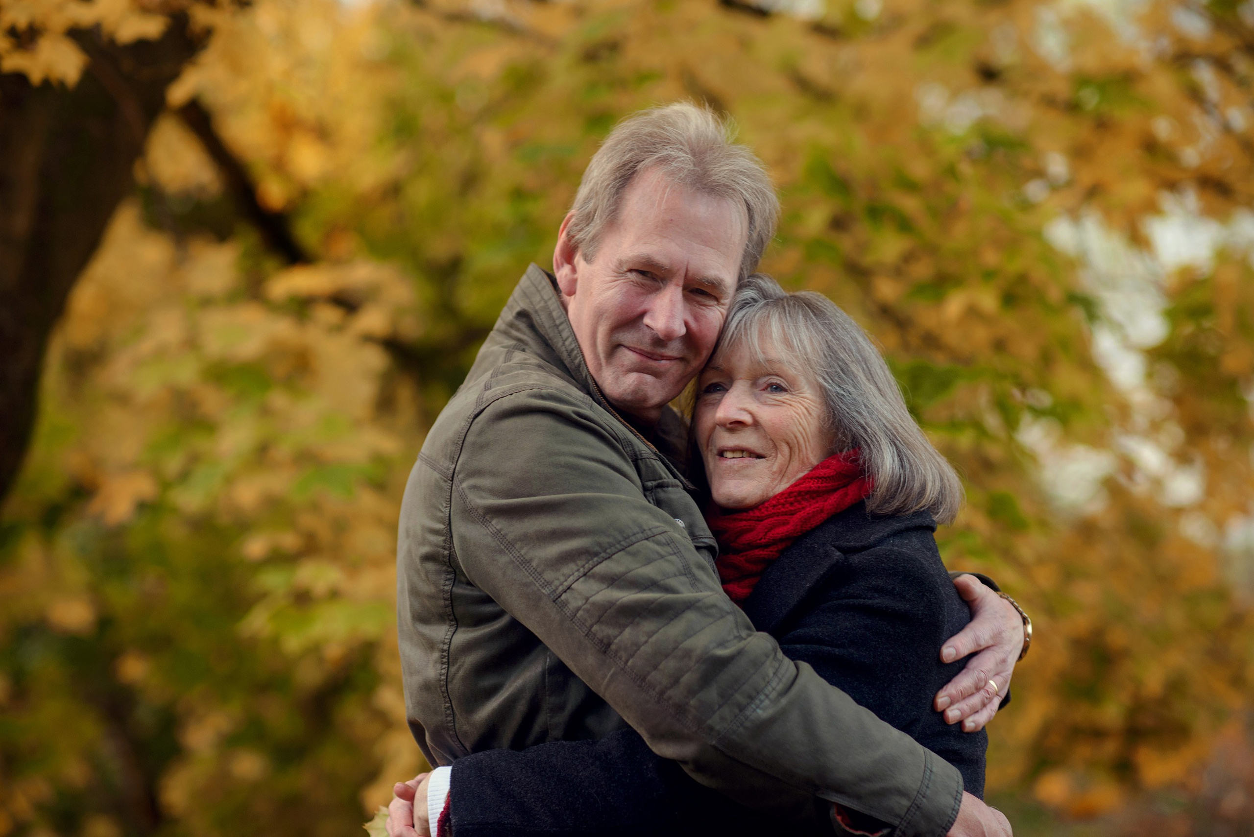 Photo session for a couple in a local autumn Scotland park. Elena Carruthers family photographer in Scotland (Edinburgh, Glasgow)