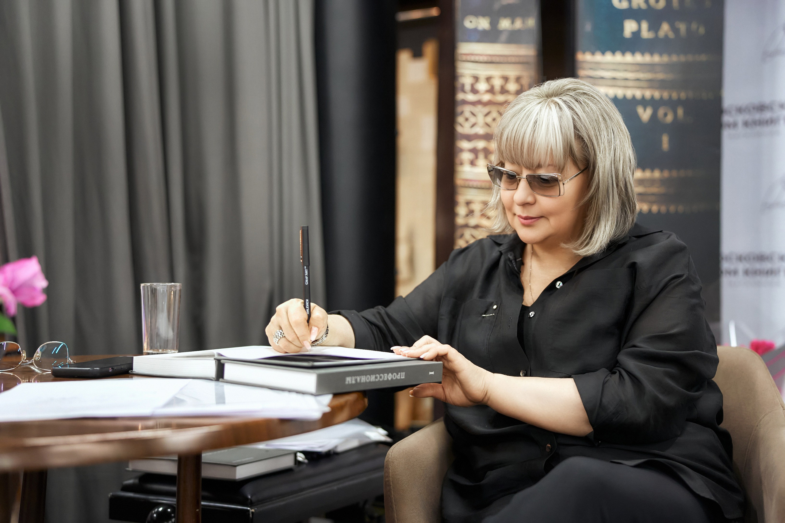 Презентация книги «Профессионалы» в Московском доме книги на Арбате. Александр Падежов — фотограф в Москве | Репортаж, бизнес, студия, свадьбы, семья