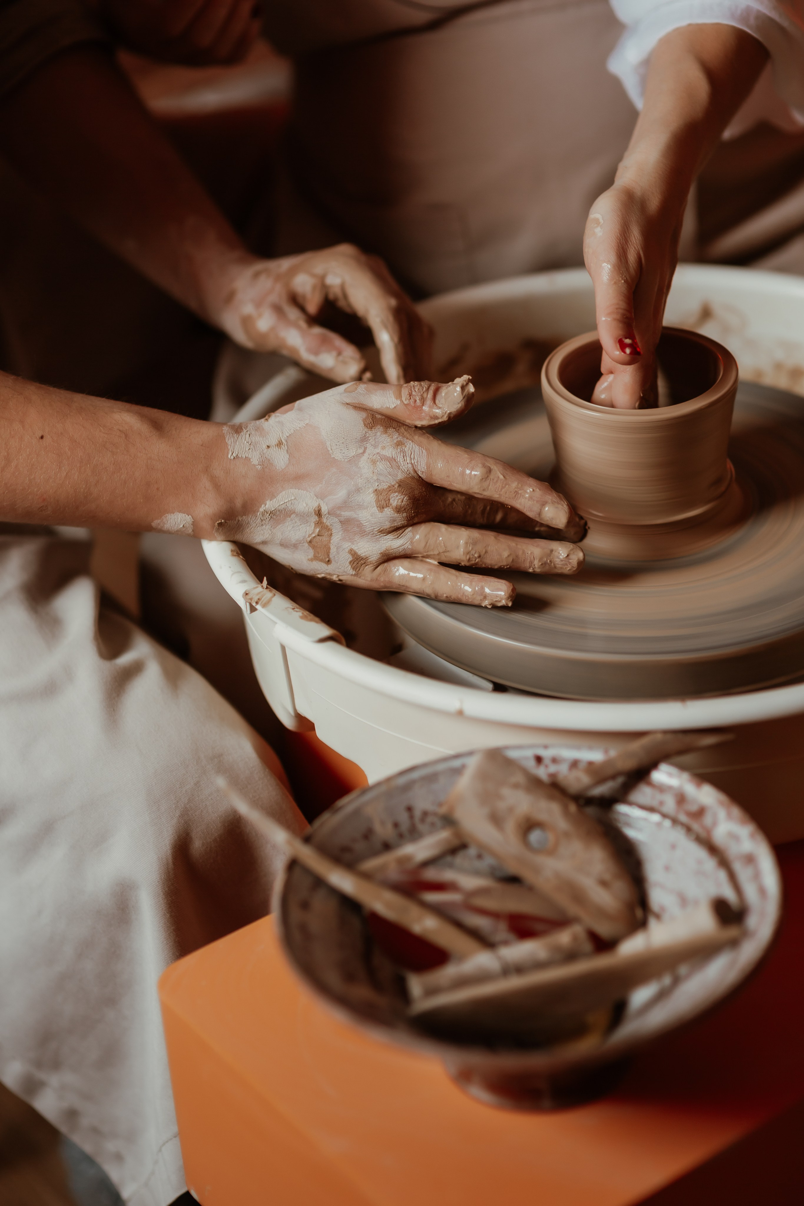 Свидание в гончарной мастерской. Они попросили не подглядывать. Но я смотрел. Свадебный и репортажный фотограф в Ярославле и Санкт-Петербурге Роман Микрюков