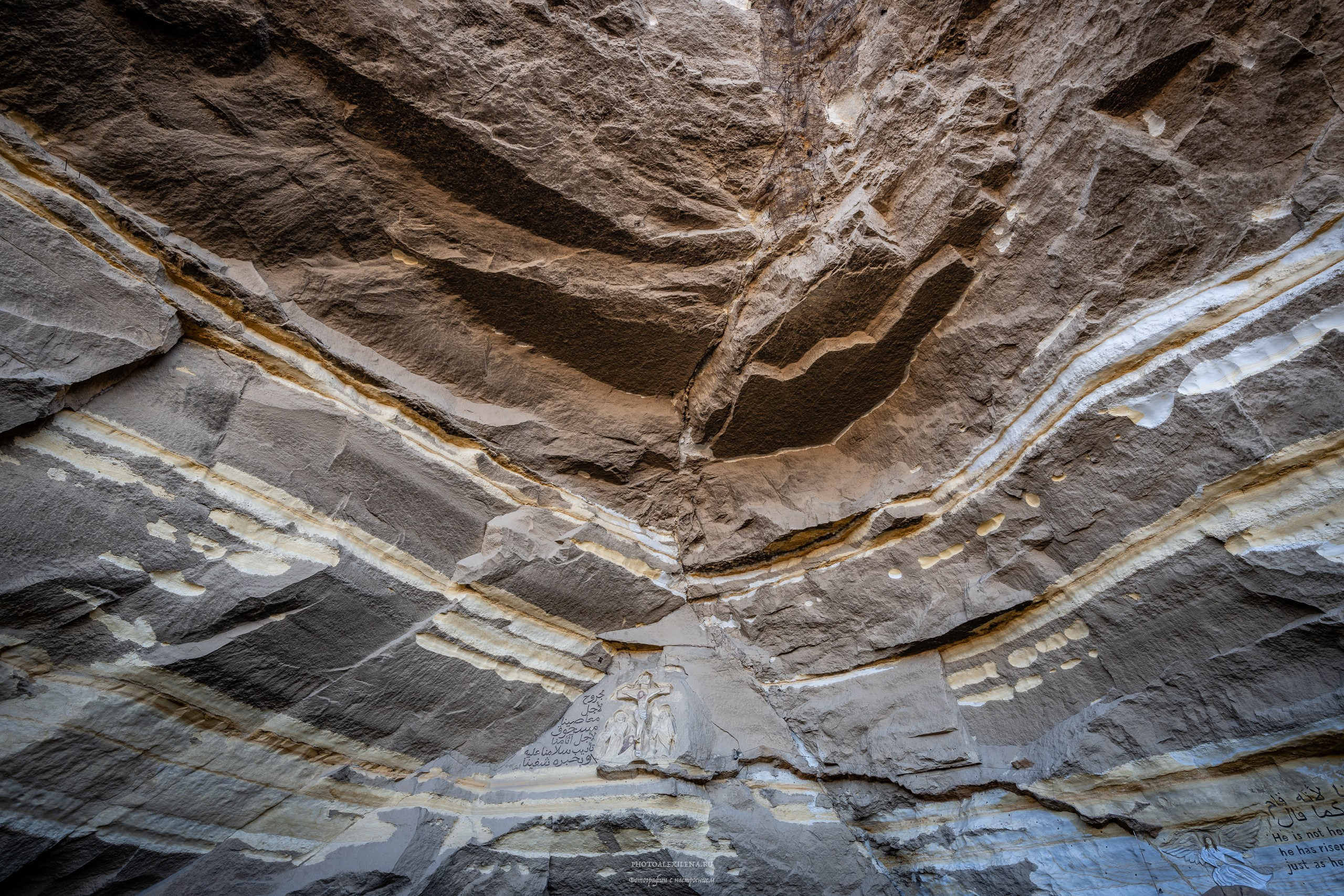 Пещерный монастырь и город мусорщиков. Авторские стильные фотокартины
