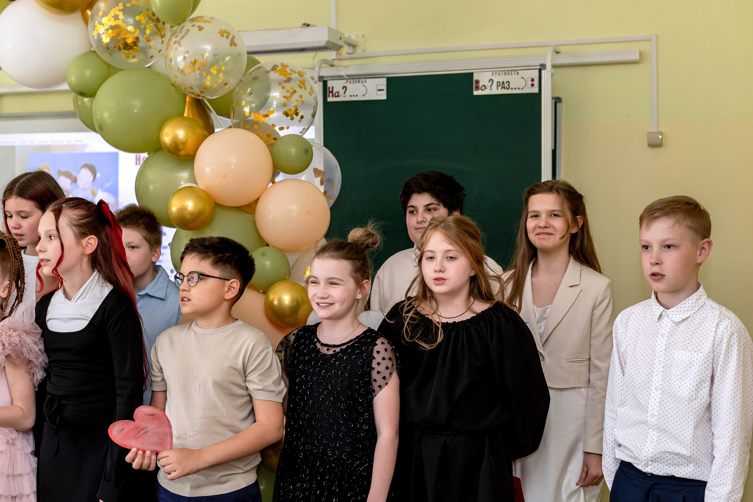 Выпускной в начальной школе в классе. Фотограф и видеограф Москва. Свадебный фотограф, видеограф. Выпускные альбомы. Оживающие альбомы