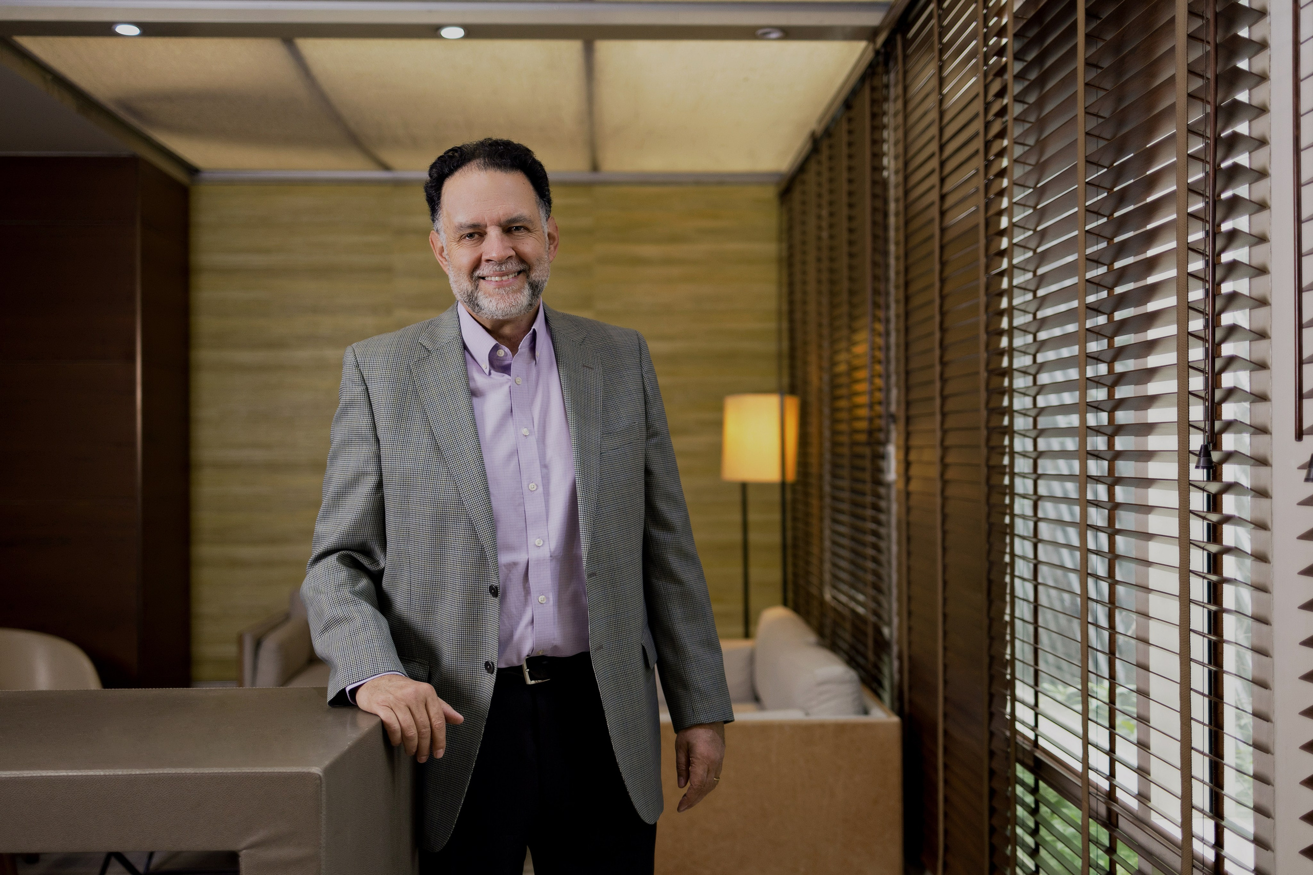 Fotografía Corporativa y Retratos Profesionales en Santiago, Chile. Retrato formal. Fotos Profesionales para LinkedIn, Empresas. Fotógrafa en Santiago, Chile | Julia Zalnova