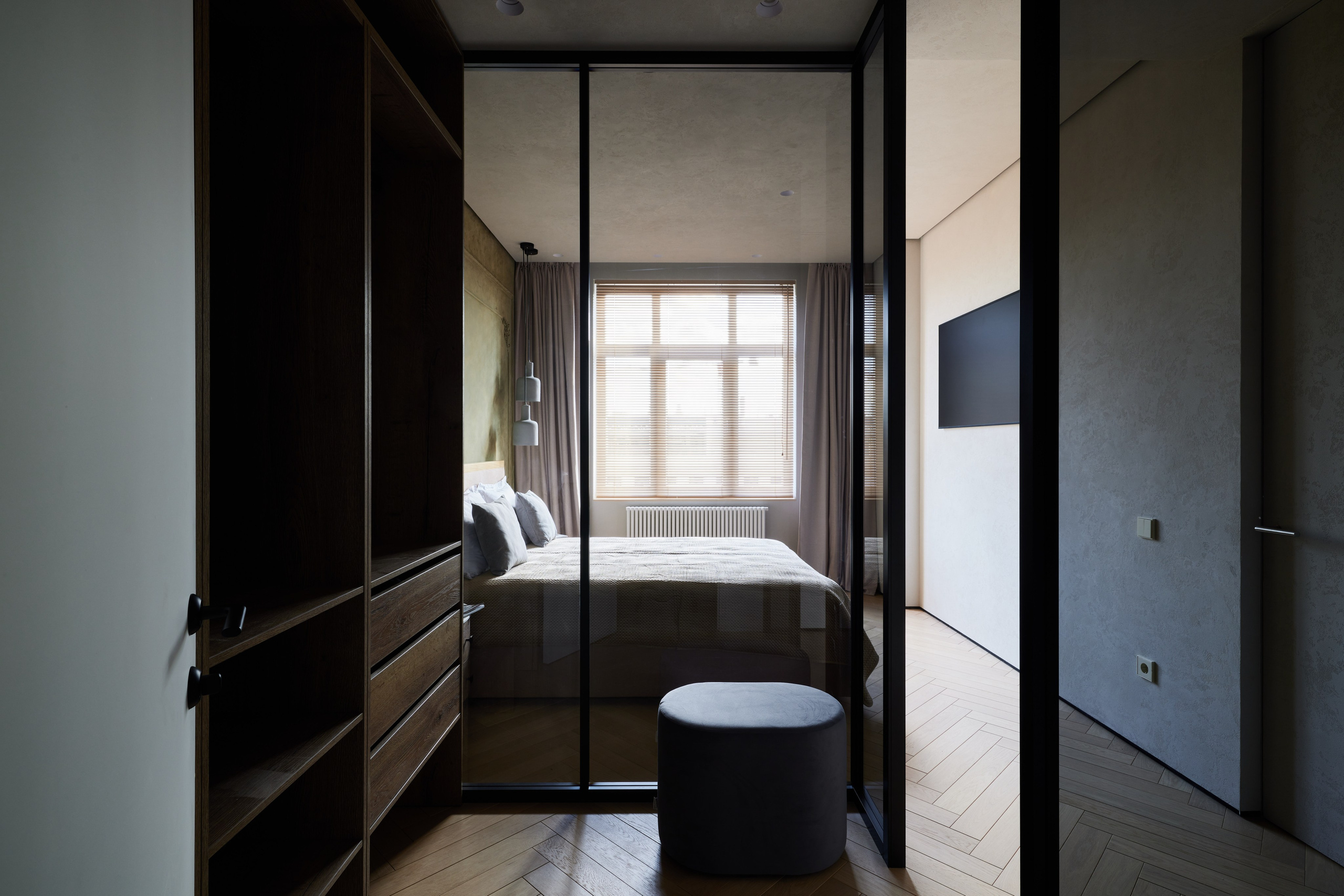 Интерьер спальни с санузлом и встроенным гардеробом. Лаконичное зонирование и индивидуальная мебель на заказ. Проект Ксении Новиковой (ksudsgn), СПб