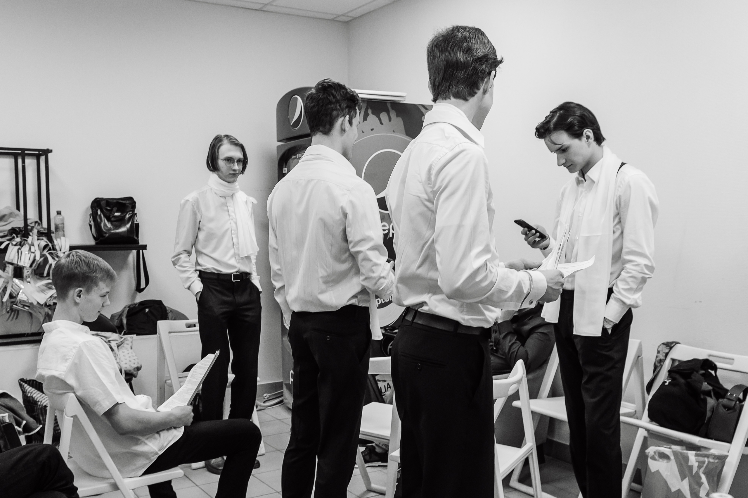 дети готовятся к выходу на сцену