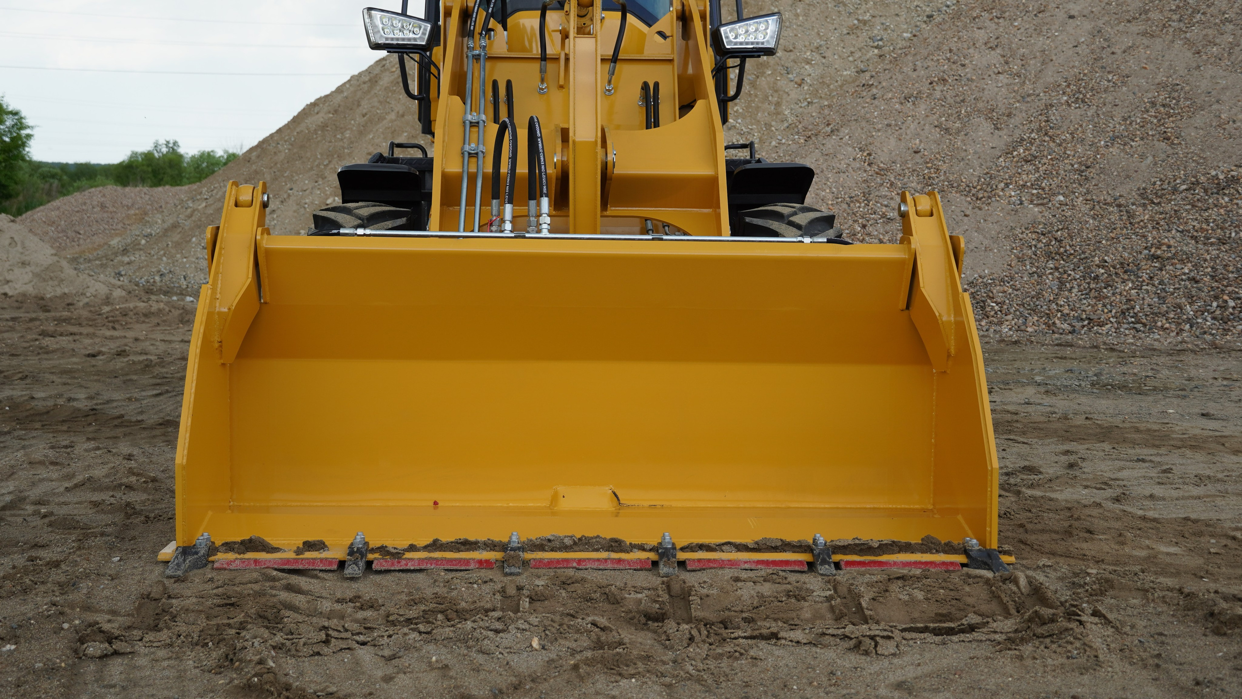 Фото фронт.погр. Beezone 916. Продажа и обслуживание грузовой техники и спецтехники в г. Новосибирск компания СТИ