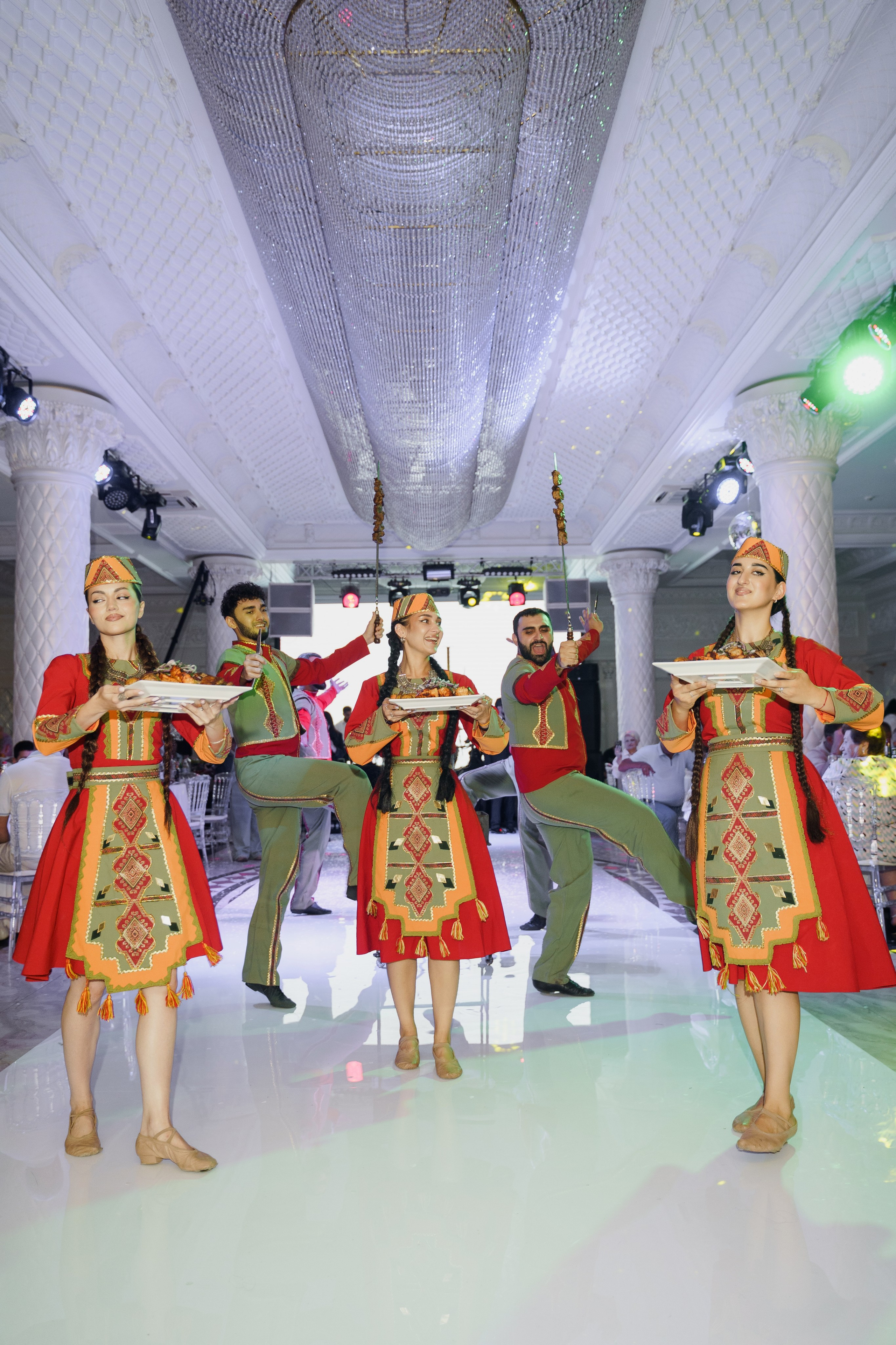 Сватовство в Краснодаре от лучших свадебных фотографов и операторов ТВИНС СТУДИО. ТВИНС СТУДИО — лучшие свадебные фотографы и видеографы в Краснодаре