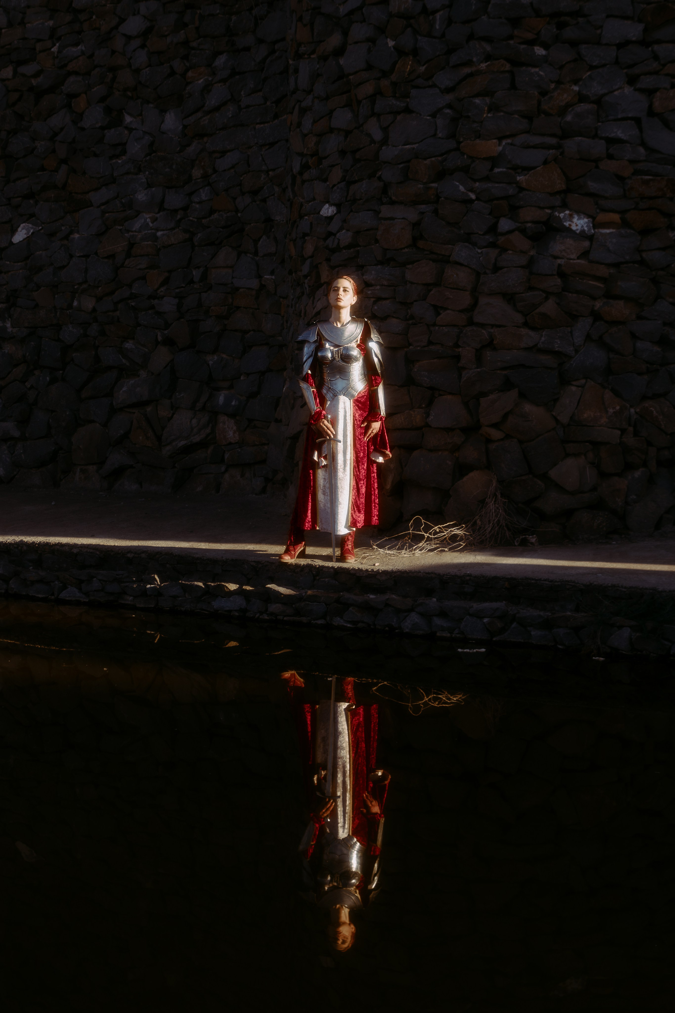 Отражение в воде девушки в рыцарских доспехах