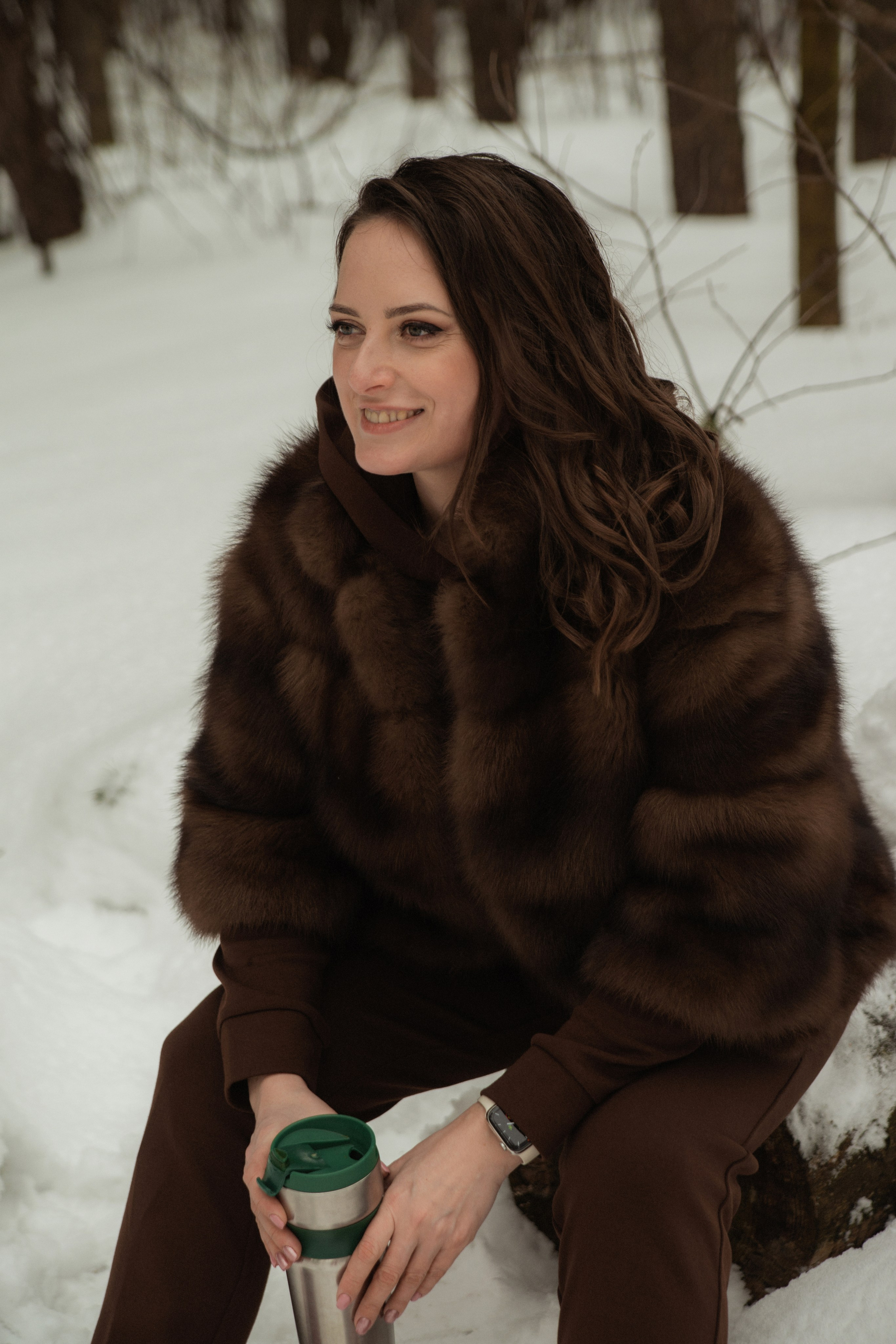 Зимняя фотосессия в лесу девушек в шубе на фоне снега