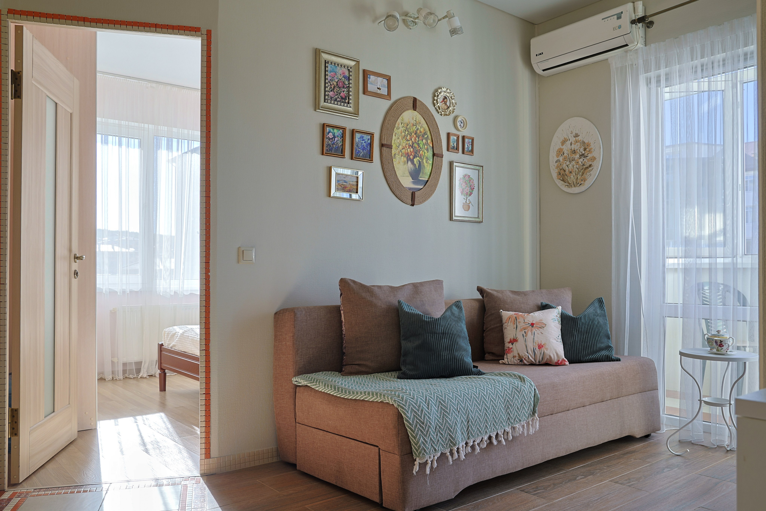 Комплексная подготовка квартиры для посуточной аренды в Геленджике. Интерьерная съёмка и подготовка недвижимости к аренде/продаже. Геленджик, Краснодарский край — Юлия Софронова, Art Sea Homes