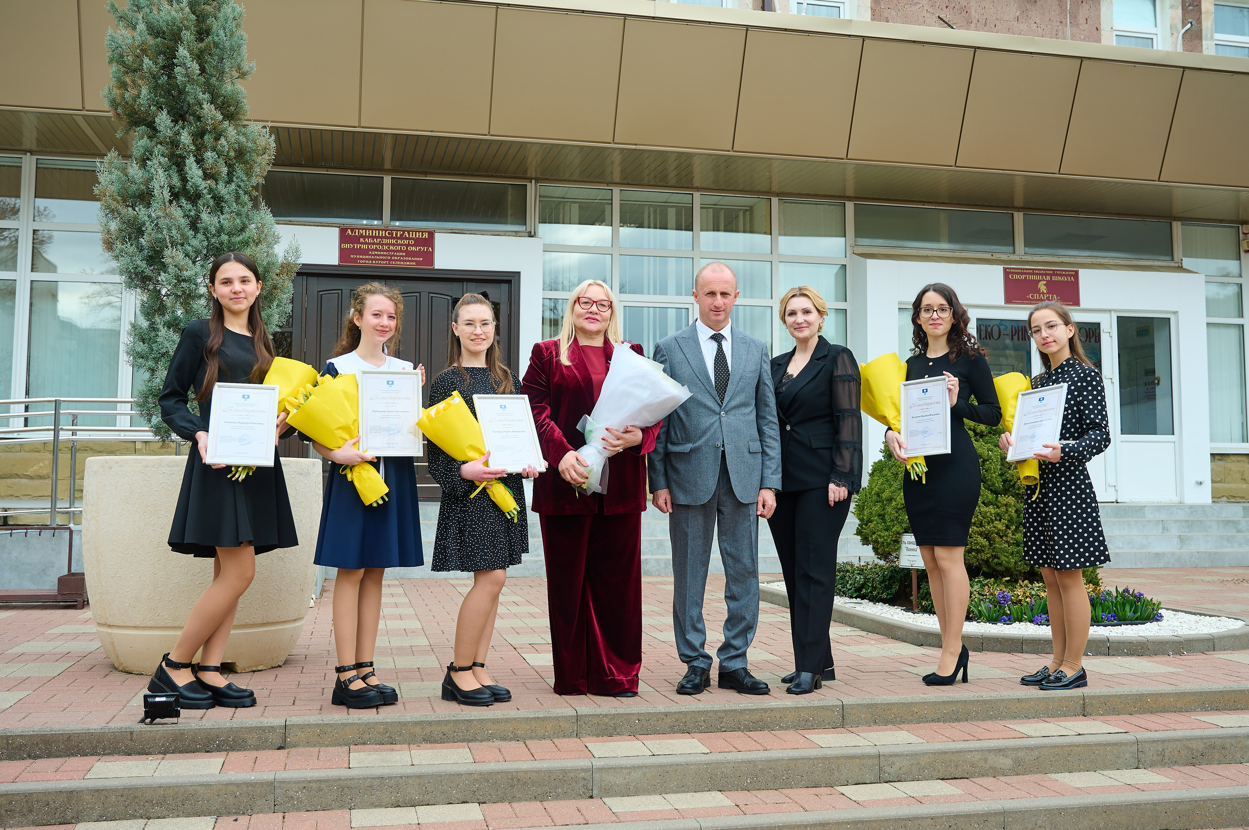 Поздравления девочкам Кабардинки от Главы округа Кялова Г.Е. Жизнь курорта Кабардинка в фотографиях