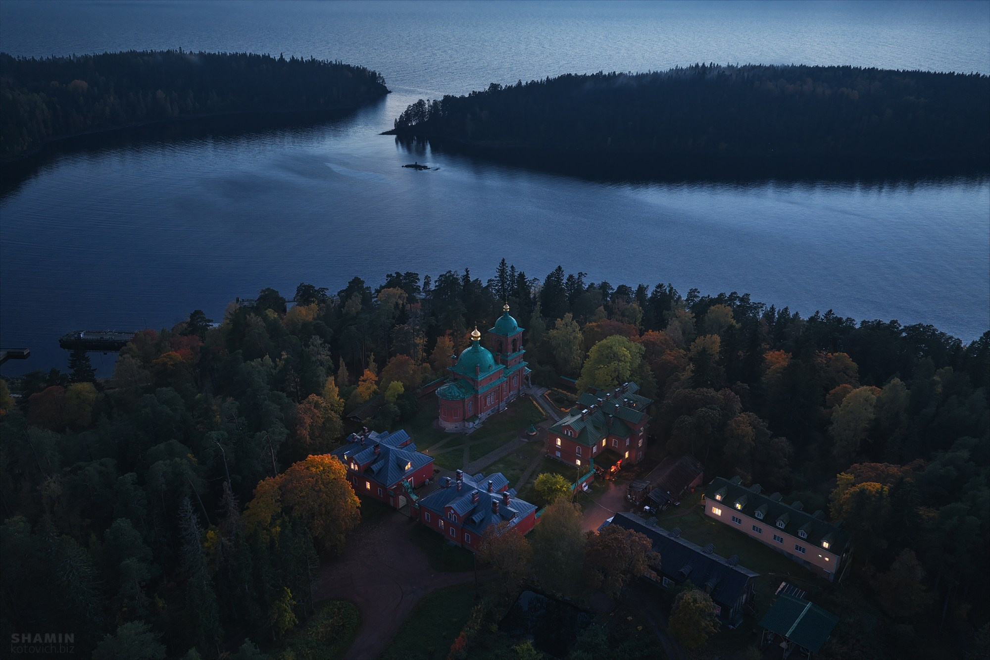 Аэросъёмка пейзажей с дрона — вид с высоты на природу, свет и пространство, запечатлённые в разное время суток.