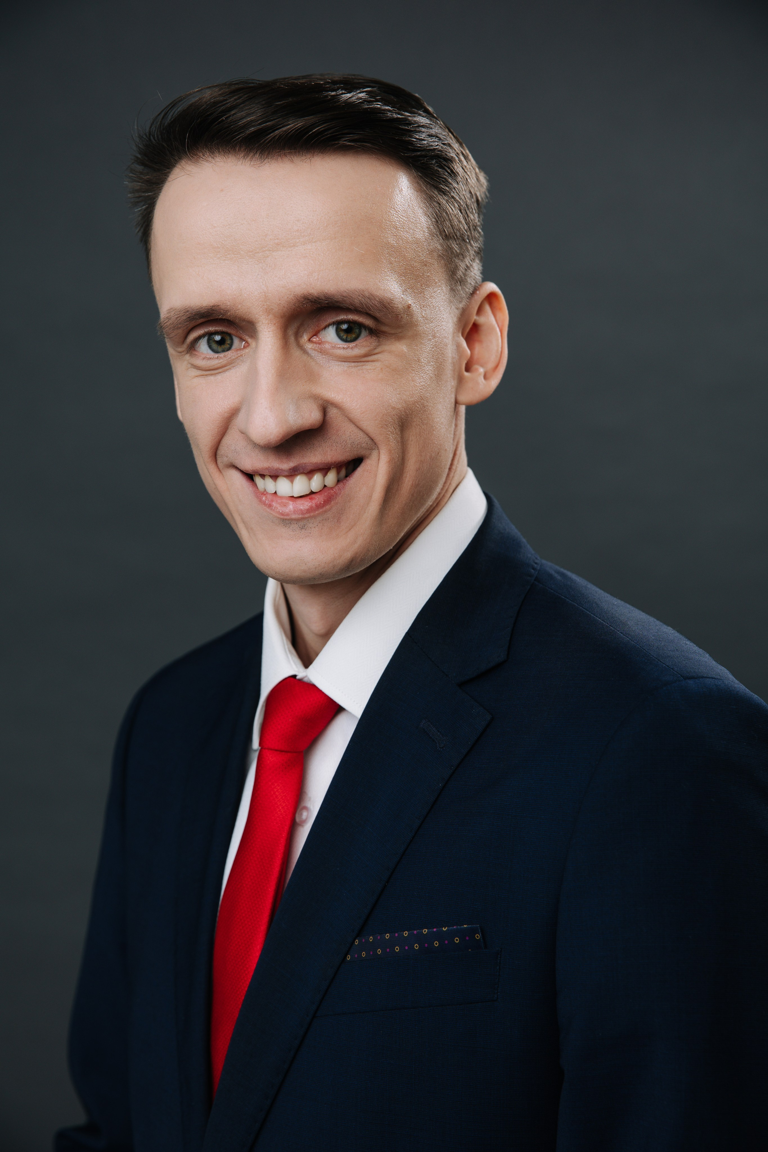 бизнес фотосессия для руководителя на темном фоне