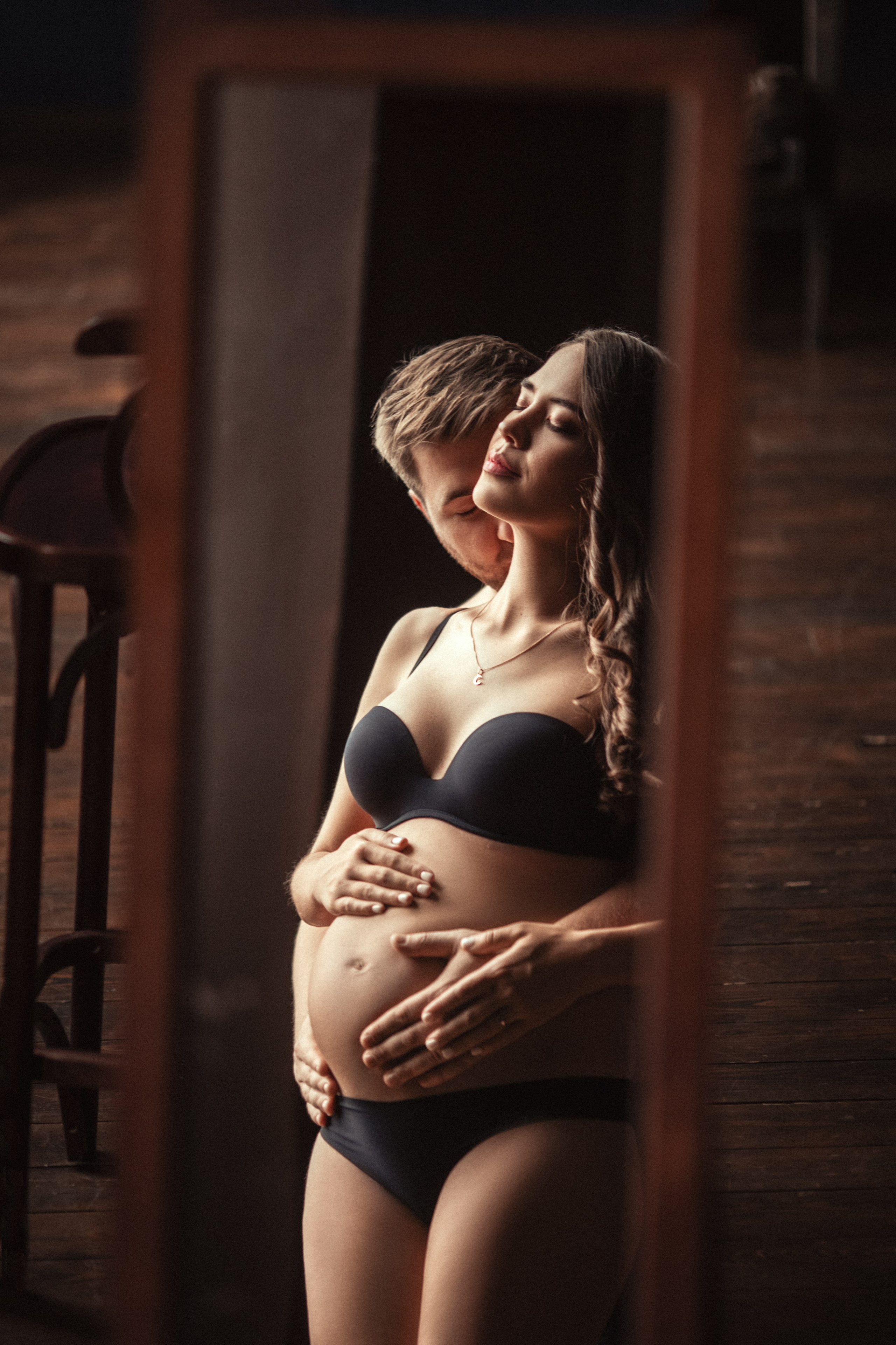 Красивая и стильная студийная фотосессия беременной в Москве. Профессиональный фотограф в Москве. Елена Шуваева