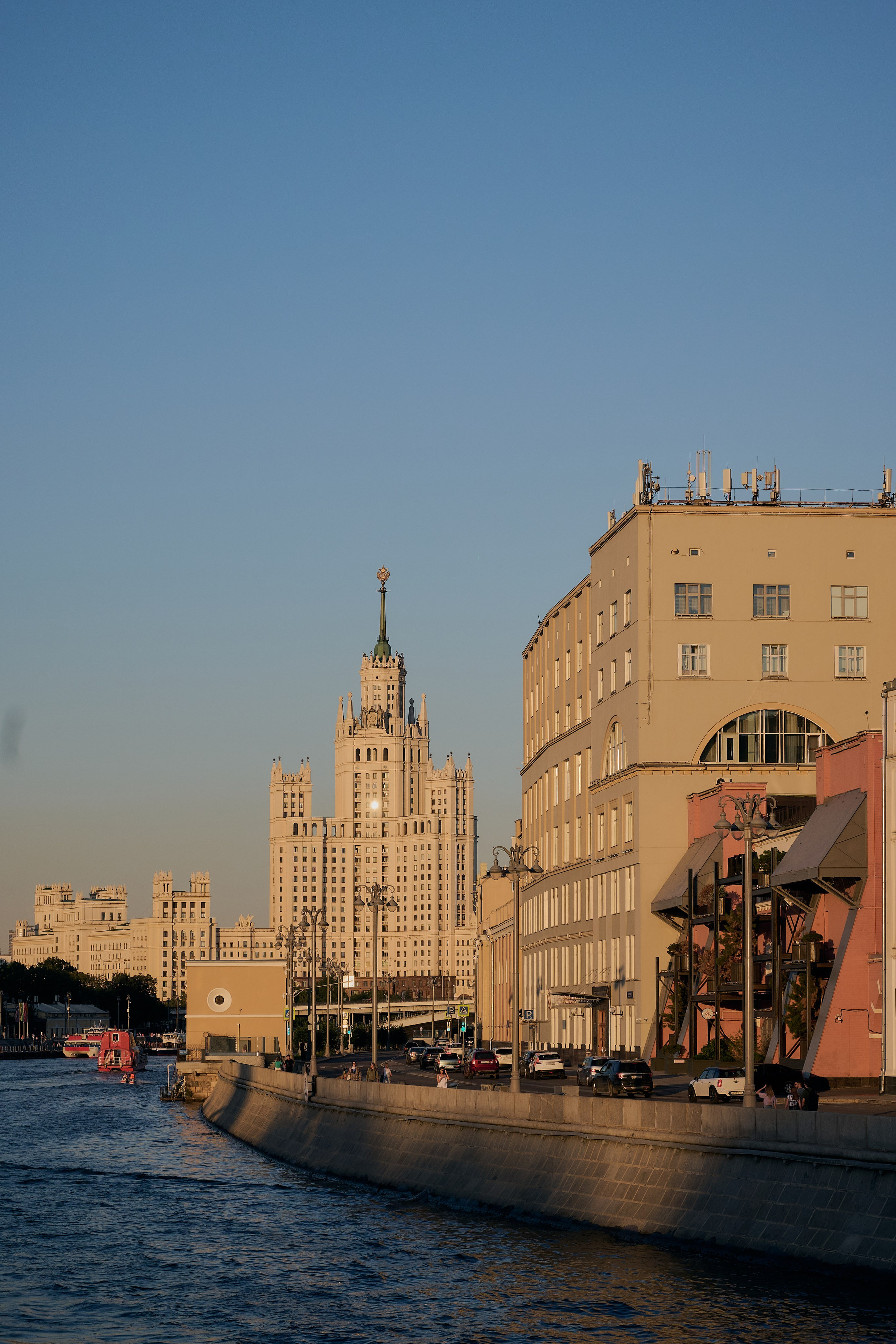 Прогулка на кораблике по Москва-реке. Фотограф Роман Адлер