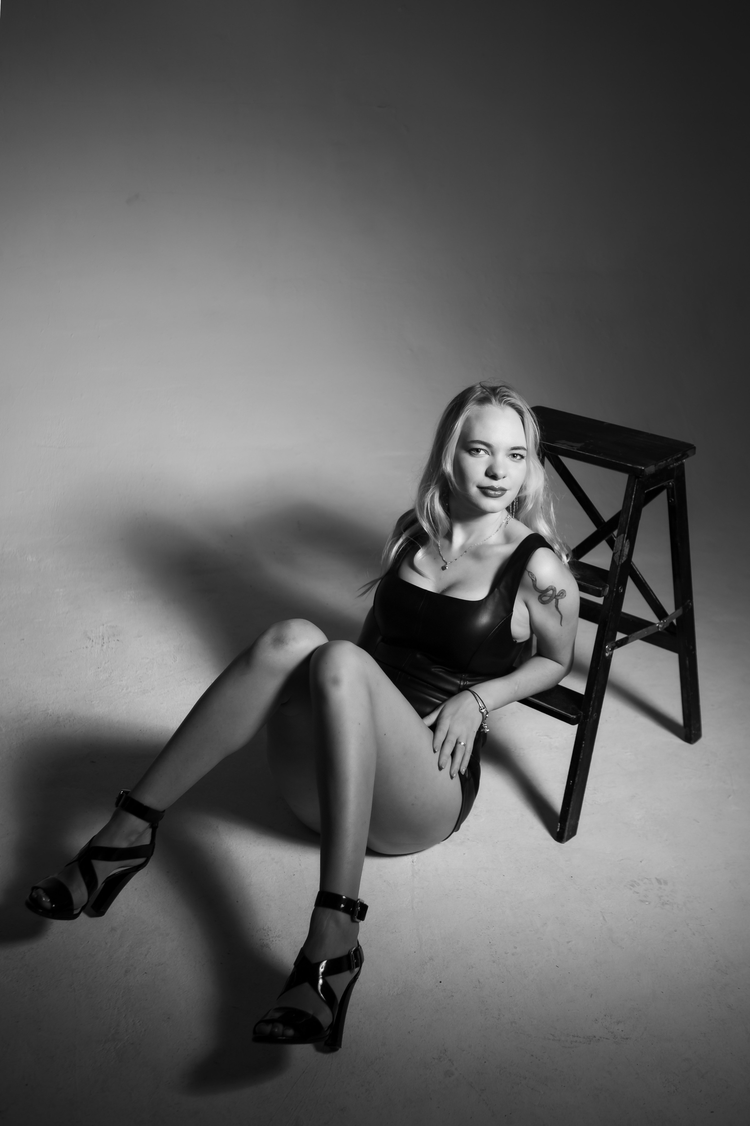 Девушка в черном жакете и коротком платье, пиджаке в студии, черно-белое фото, профессиональная фотосессия на циклораме на белом, черном фоне. Фотограф в Москве. Женский портрет на белом фоне.Женский портрет на черном фоне. Черно-белая фотография. Фотосессия чб. Фотограф Валентина Чемерилова