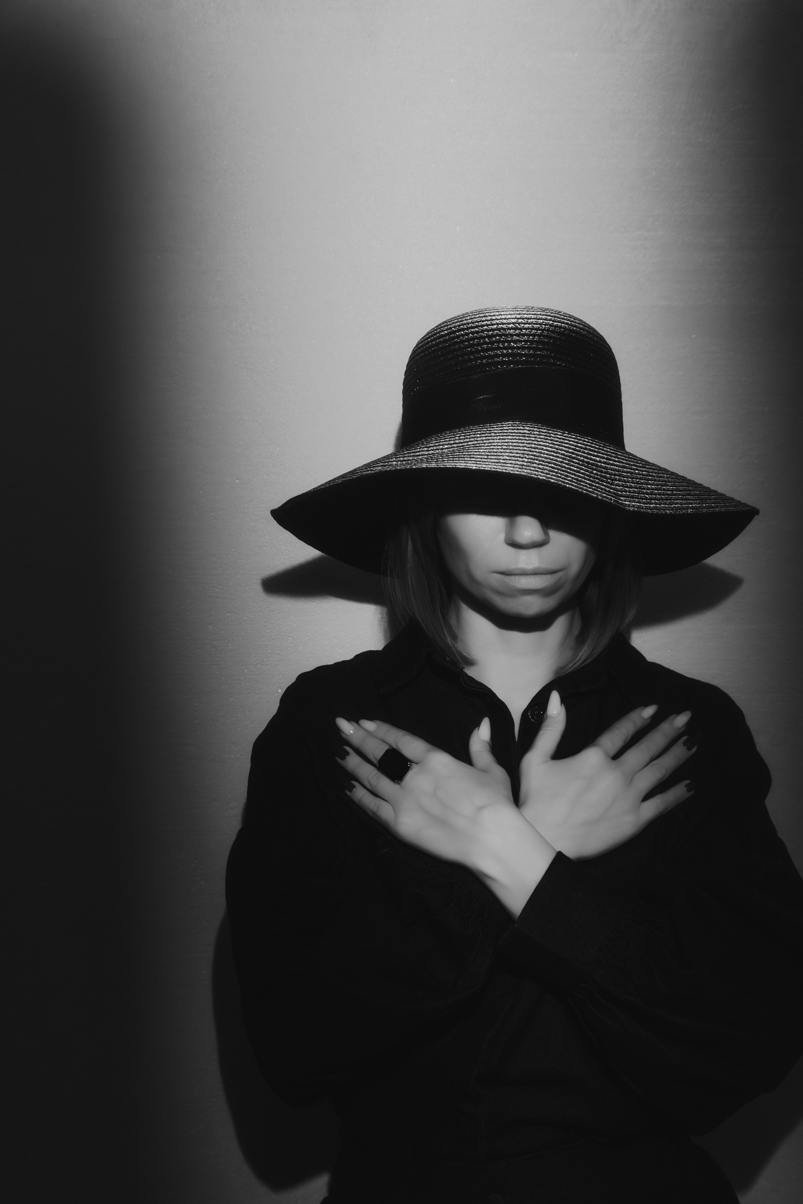 Портрет в тёплых тонах: таролог с полуулыбкой. Мягкие переходы света и тени придают лицу мягкость.