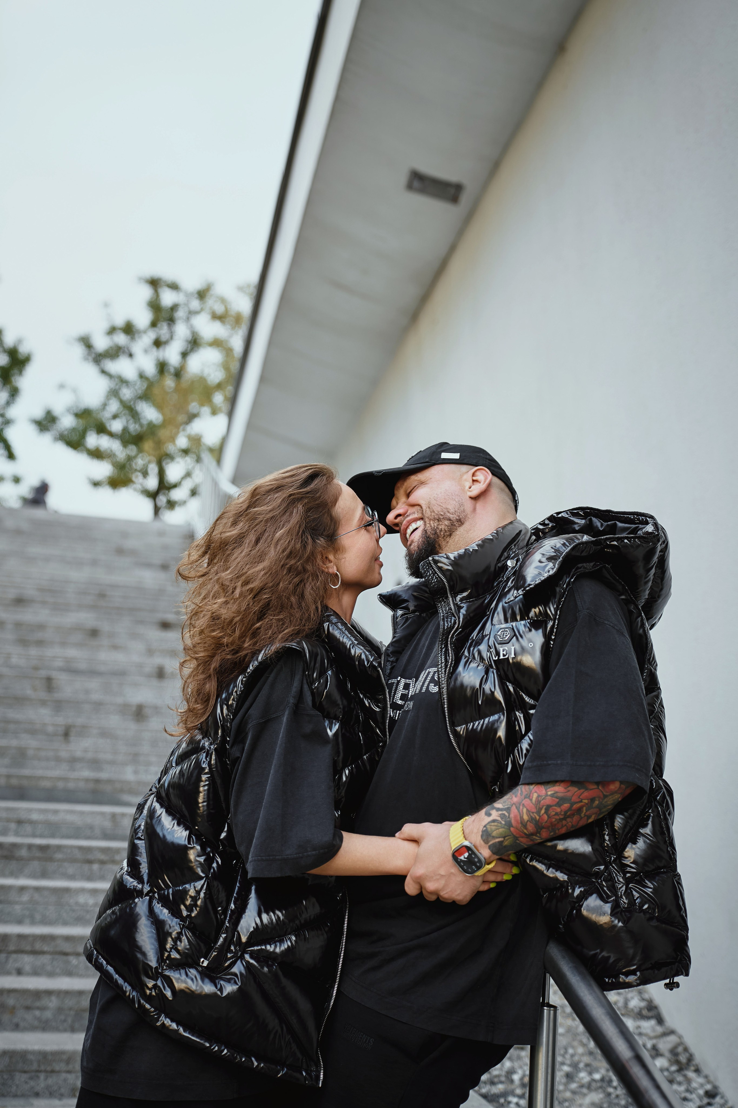 мужчина и женщина целуются на лестнице во время фотосессии в Зарядье