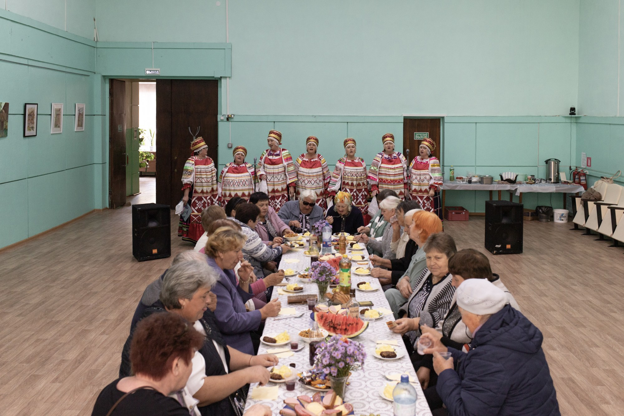 День пожилого человека в Доме культуры. Для жителей Ленинского накрыли стол в холле и устроили концерт местного ансамбля «Канарейки».