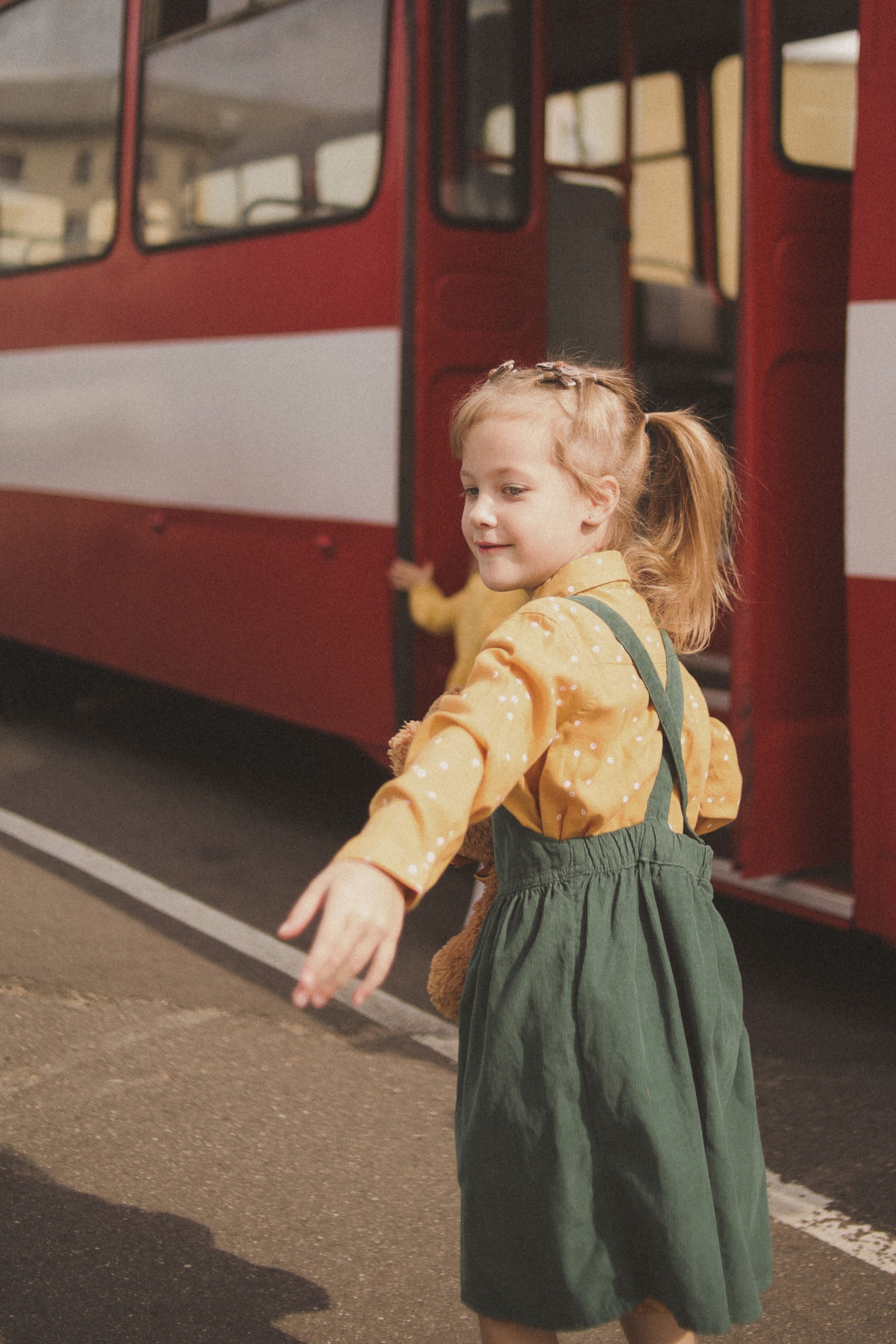 Необычная детская фотосессия, девочка бежит к автобусу