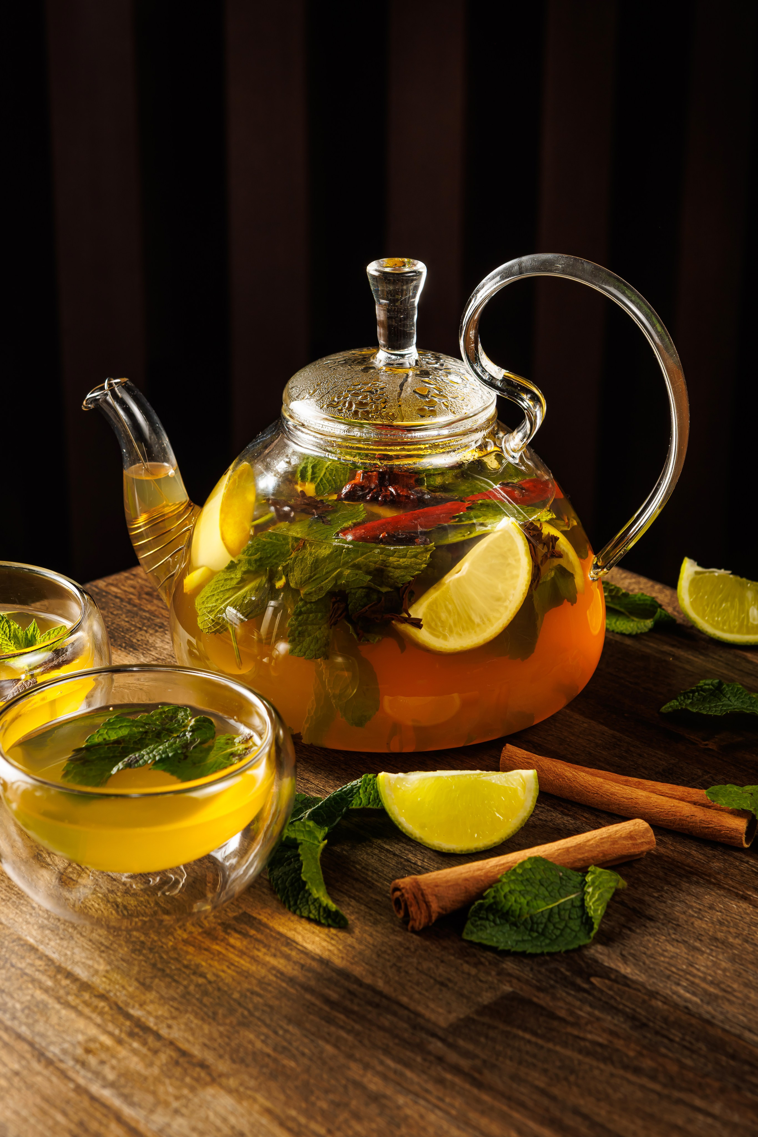 Фотография чая в стекле с подсветкой