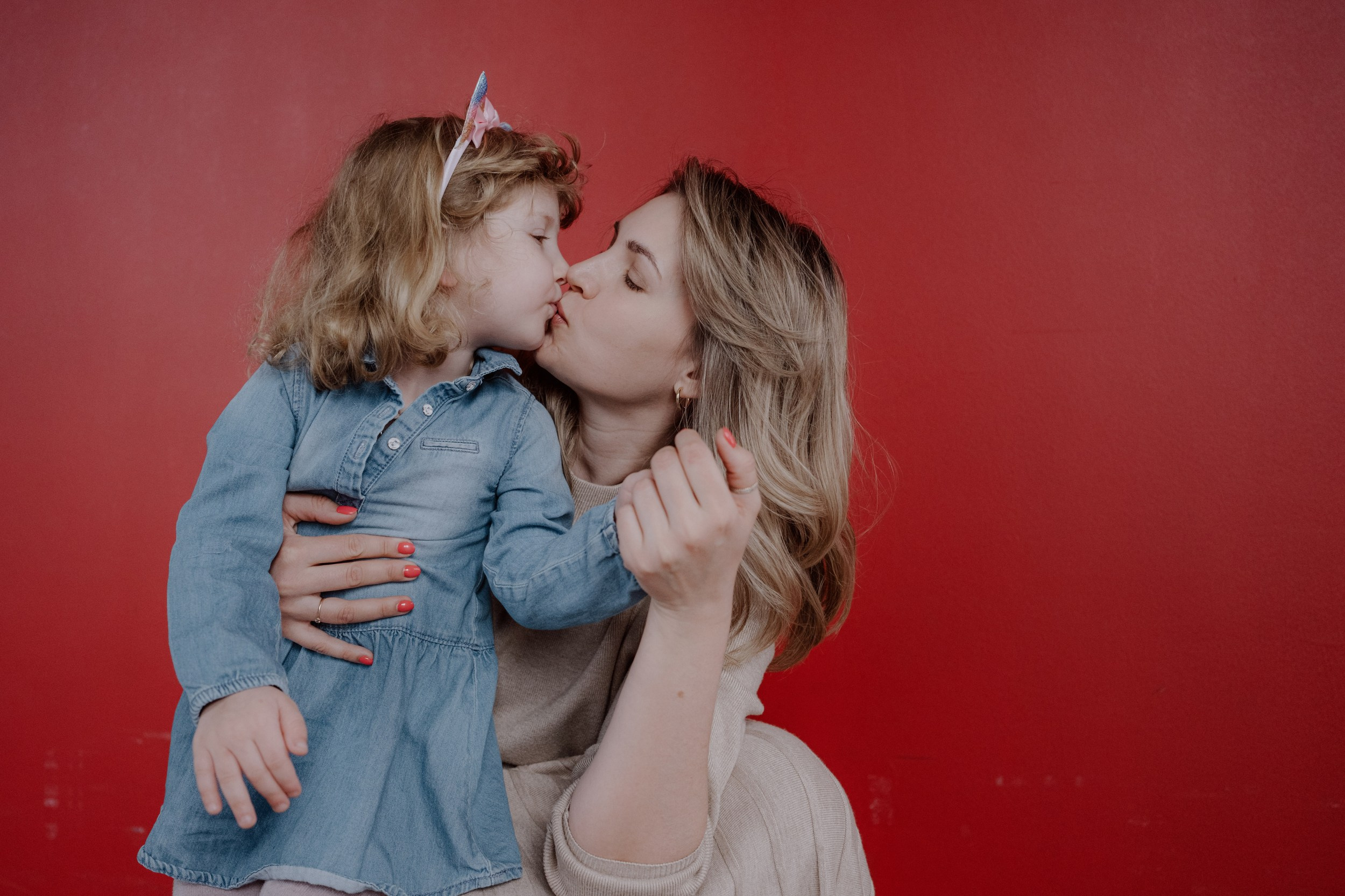 мама и дочь семейная фотосессия в фотостудии отражение Краснодар