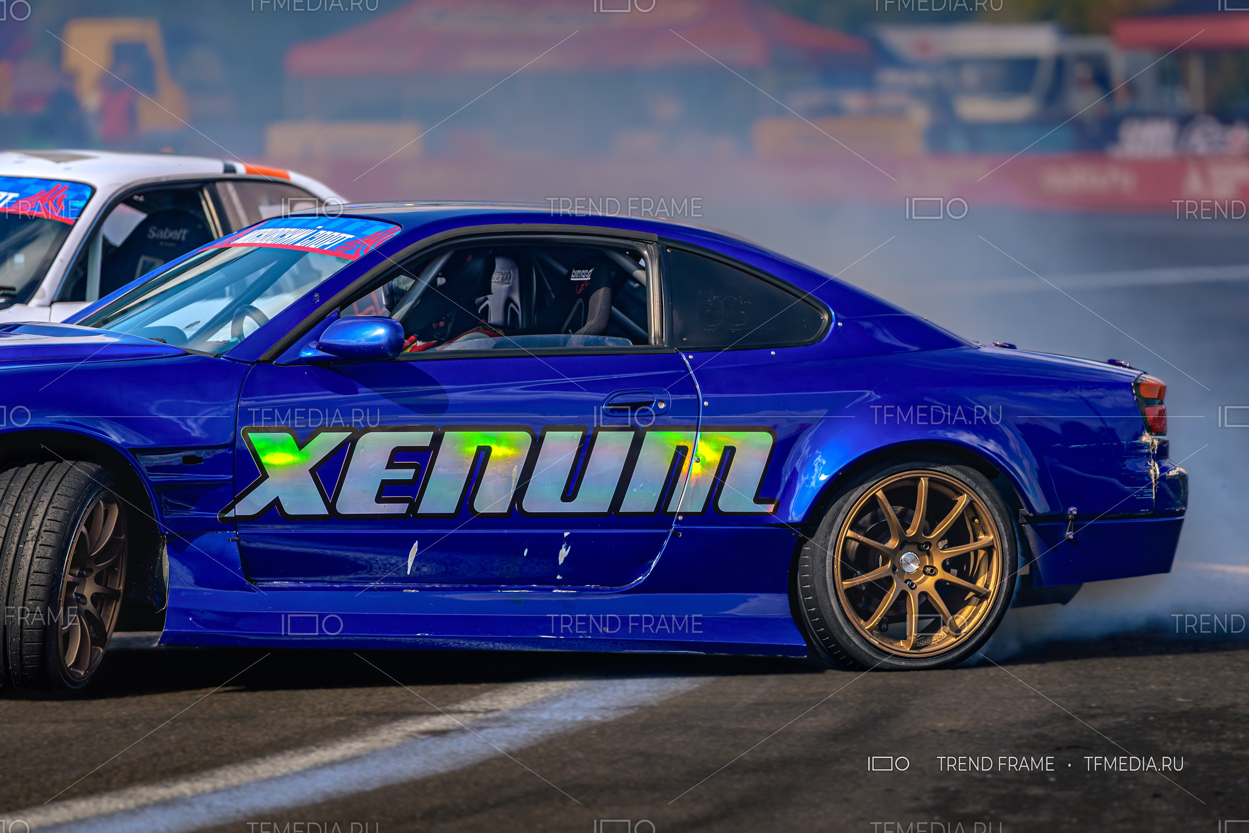 Дрифт Xenum — низкопрофильная резина, кованые диски и дым из-под колёс в стиле фриз контент
