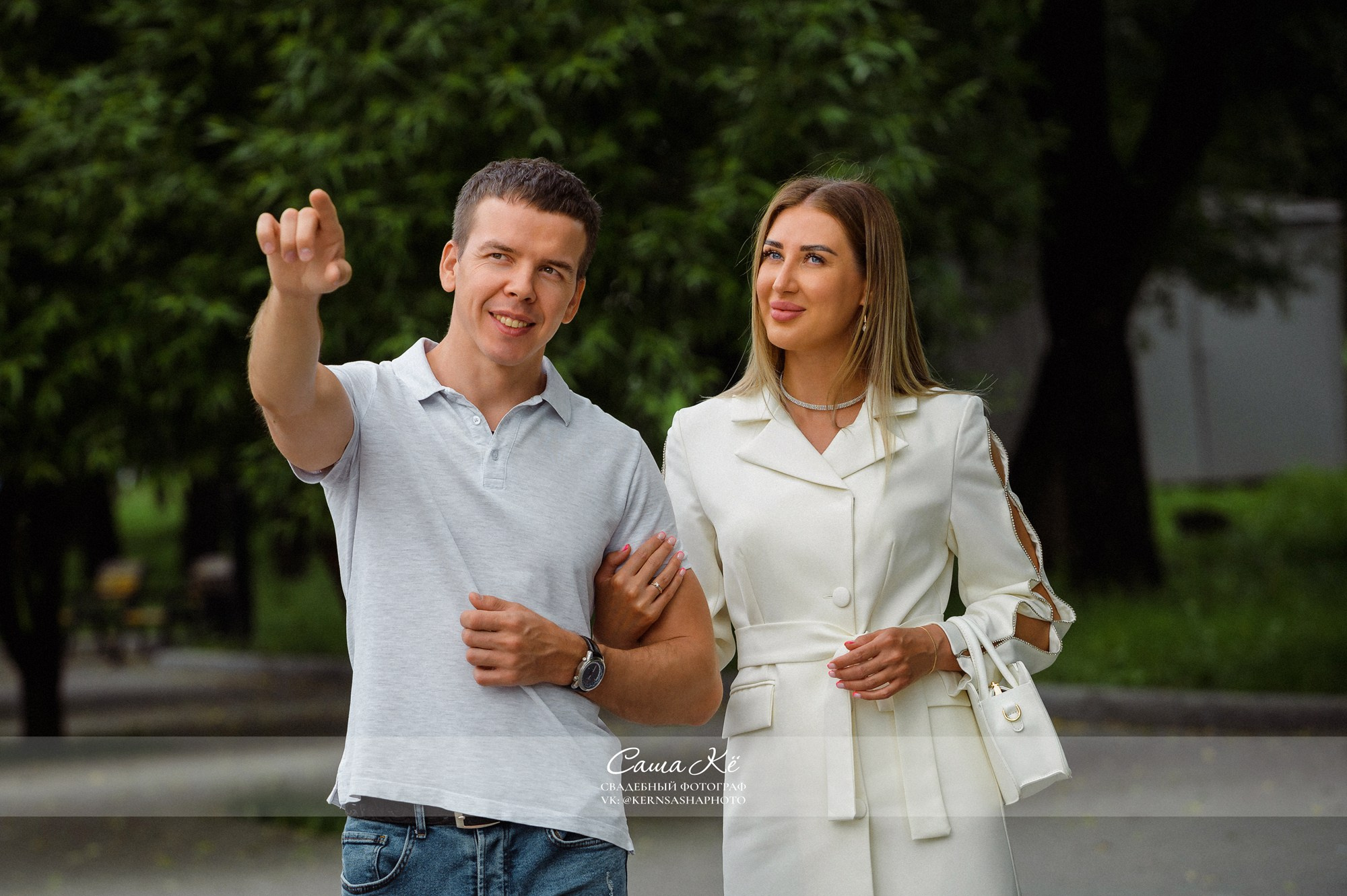 Романтическая сцена на фоне парка, захватывающая дух работа фотографа Саши Кё.
