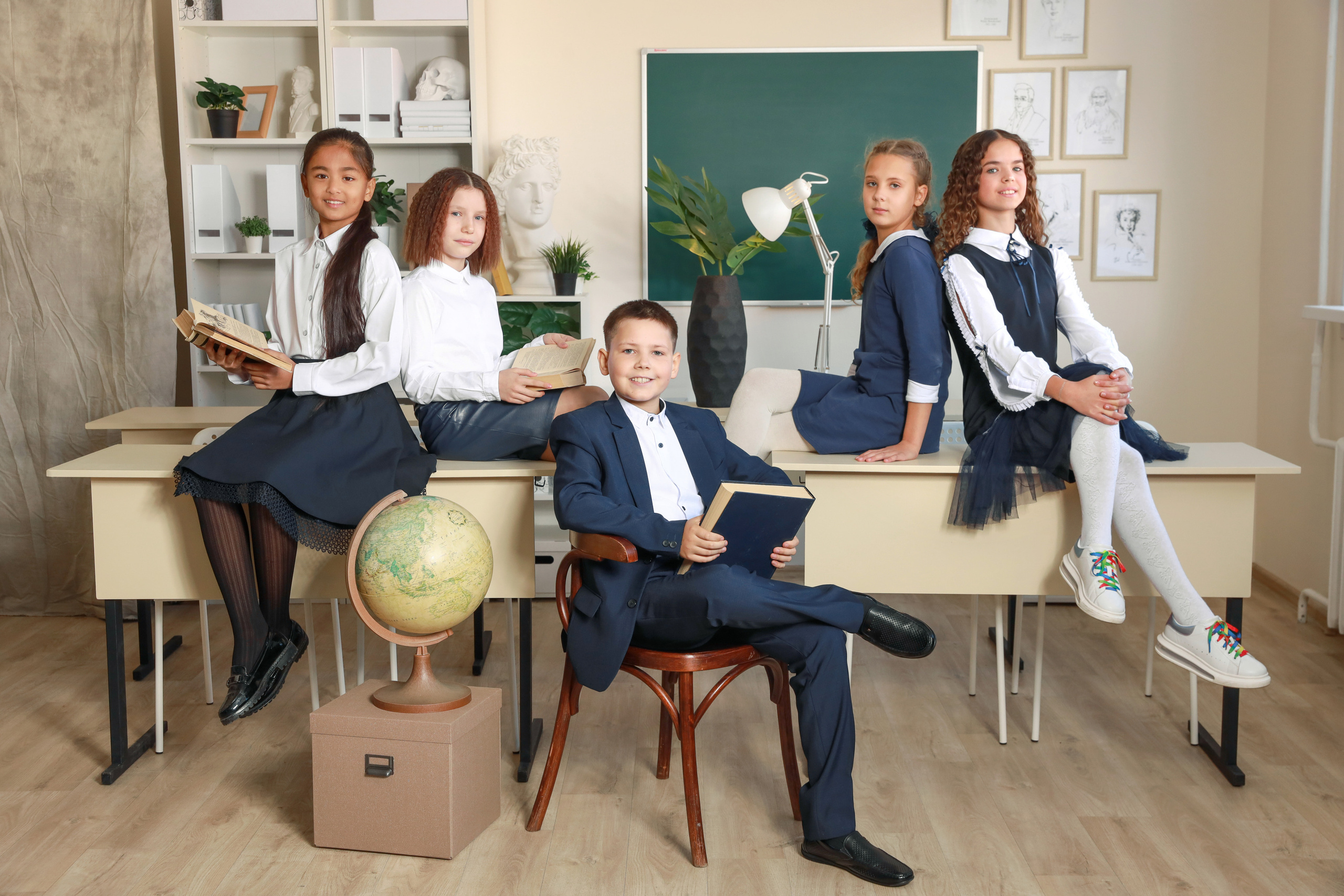 Команда фотостудии Fotobook. Выпускные альбомы в Тюмени для школ, садов, вузов спортивных секций