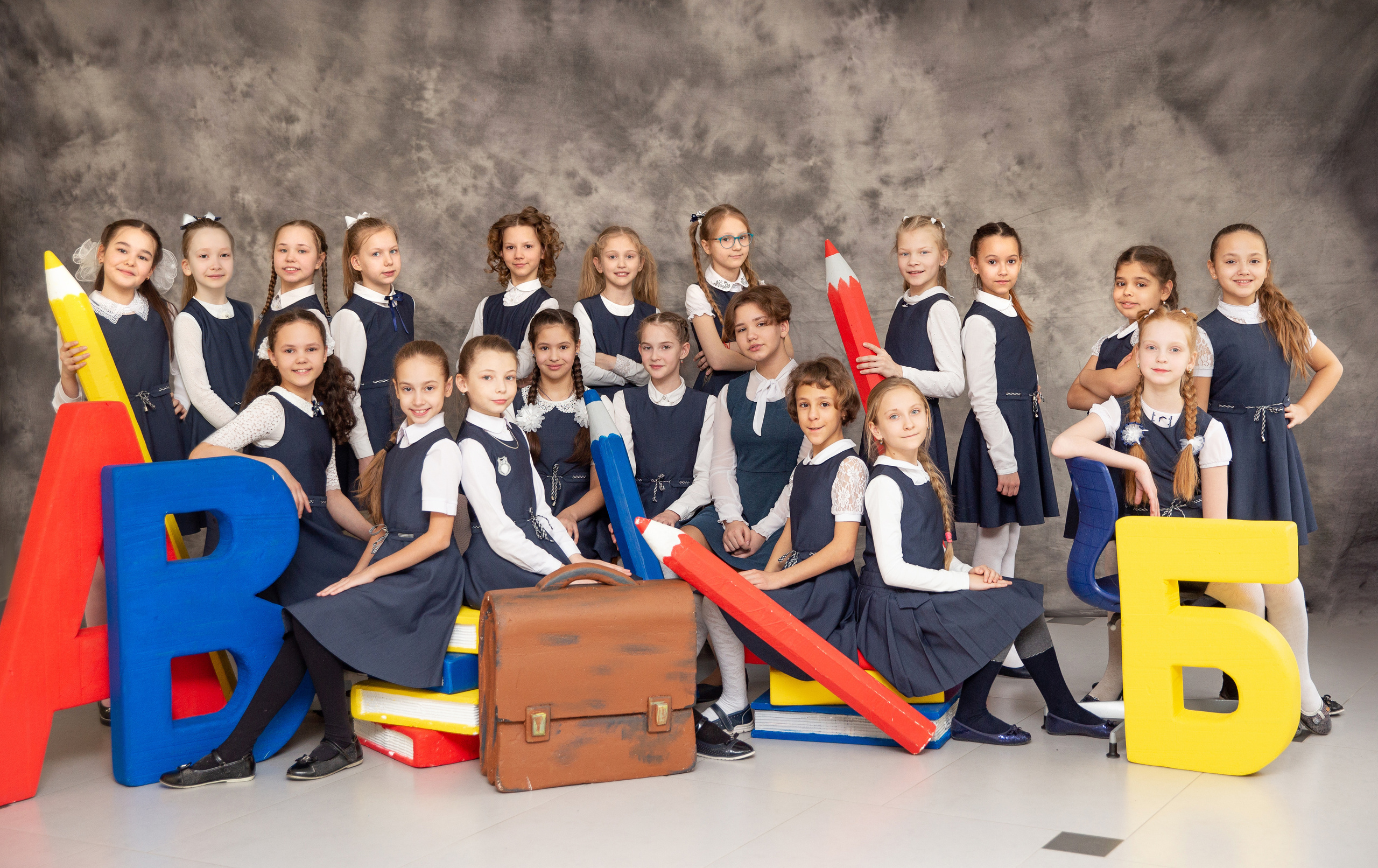 Команда фотостудии Fotobook. Выпускные альбомы в Тюмени для школ, садов, вузов спортивных секций