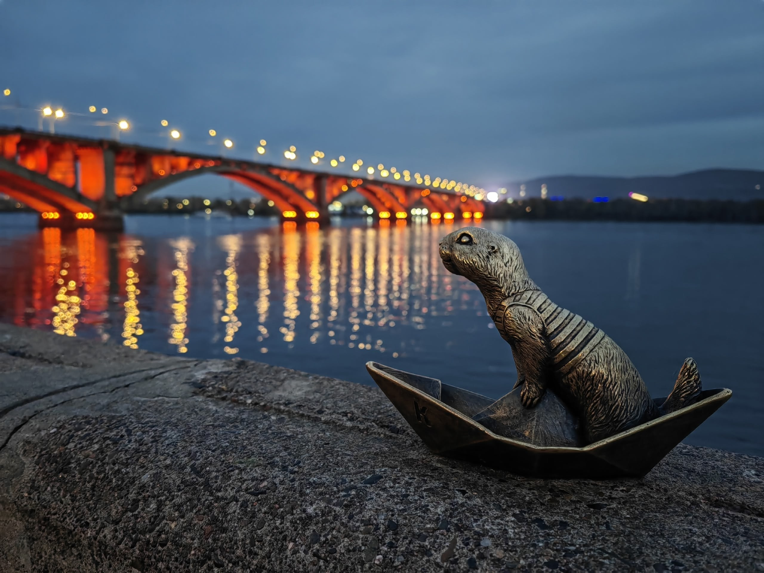бронзовые суслики Красноярск индивидуальный тур экскурсии фото фотосессия аренда кабриолета аренда микроавтобуса трансфер гид экскурсовод индивидуальная экскурсия фотосъемка интересные места что посмотреть куда сходить что посетить достопримечательности Красноярска смотровые площадки видовые красивые места Национальный парк заповедник Столбы Дивногорск Красноярская ГЭС путешествие туристический маршрут место силы Часовня Параскевы Пятницы Коммунальный мост остров Татышев Бобровый лог Николаевская сопка набережная Енисея село Овсянка музей Астафьева Караульная гора Виноградовский мост виды на Енисей фанпарк Бобровый лог парк флоры и фауны Роев ручей Торгашинский хребет скала Такмак вантовый мост куда сходить цены расписание заказать онлайн экскурсионное обслуживание трансфер на комфортабельном автобусе цена заказать экскурсию программа маршрут Речной вокзал