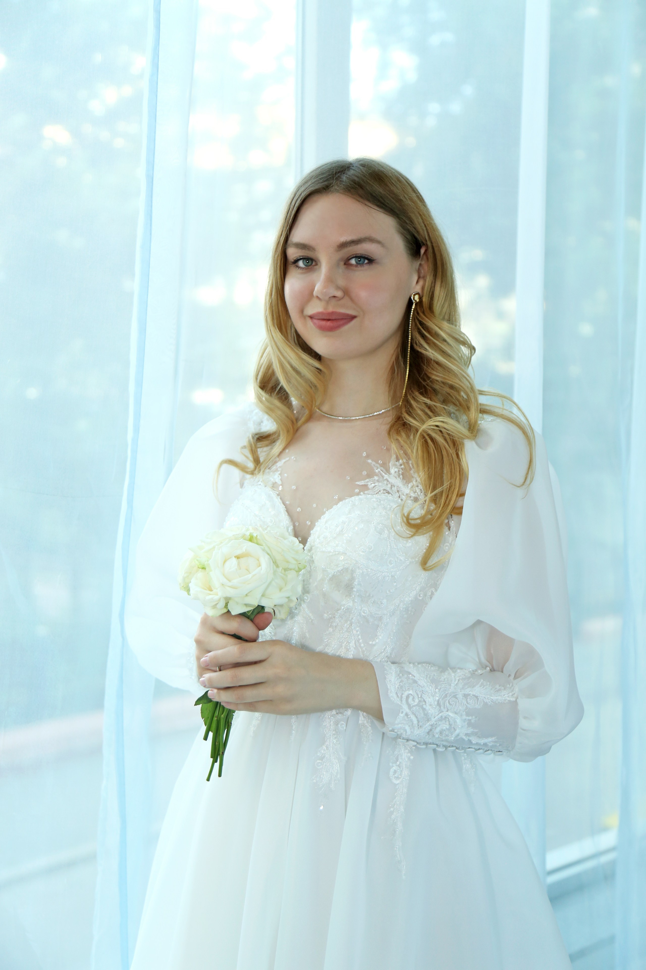 Свадебная фотосессия в отеле Амбер Плаза в Москве в банкетном зале. Фотосессия в студии в Москве от профессионального фотографа услуги по доступным ценам