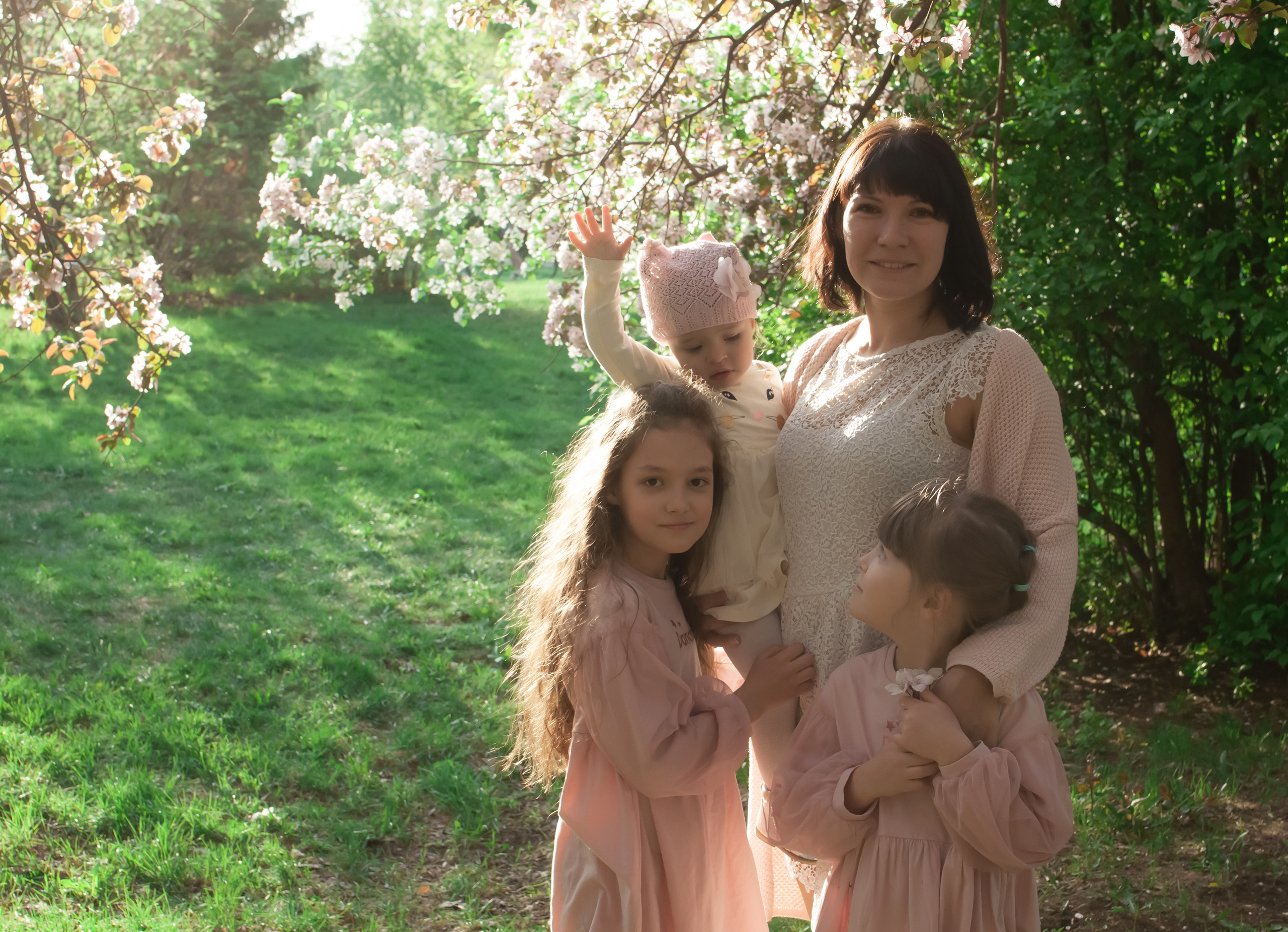 День девочек — съемка в цветущих яблонях. Семейный и детский фотограф в Екатеринбурге Наталия Акимова