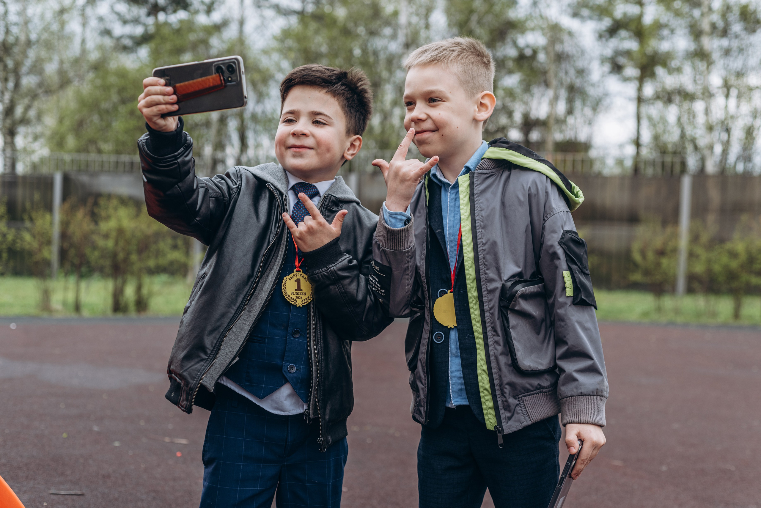 Выпускной альбом 1 класса — фотосессия в школе, деликатная ретушь и дизайн в Москве. MILATE — выпускные альбомы, фотосессии и видео в Москве