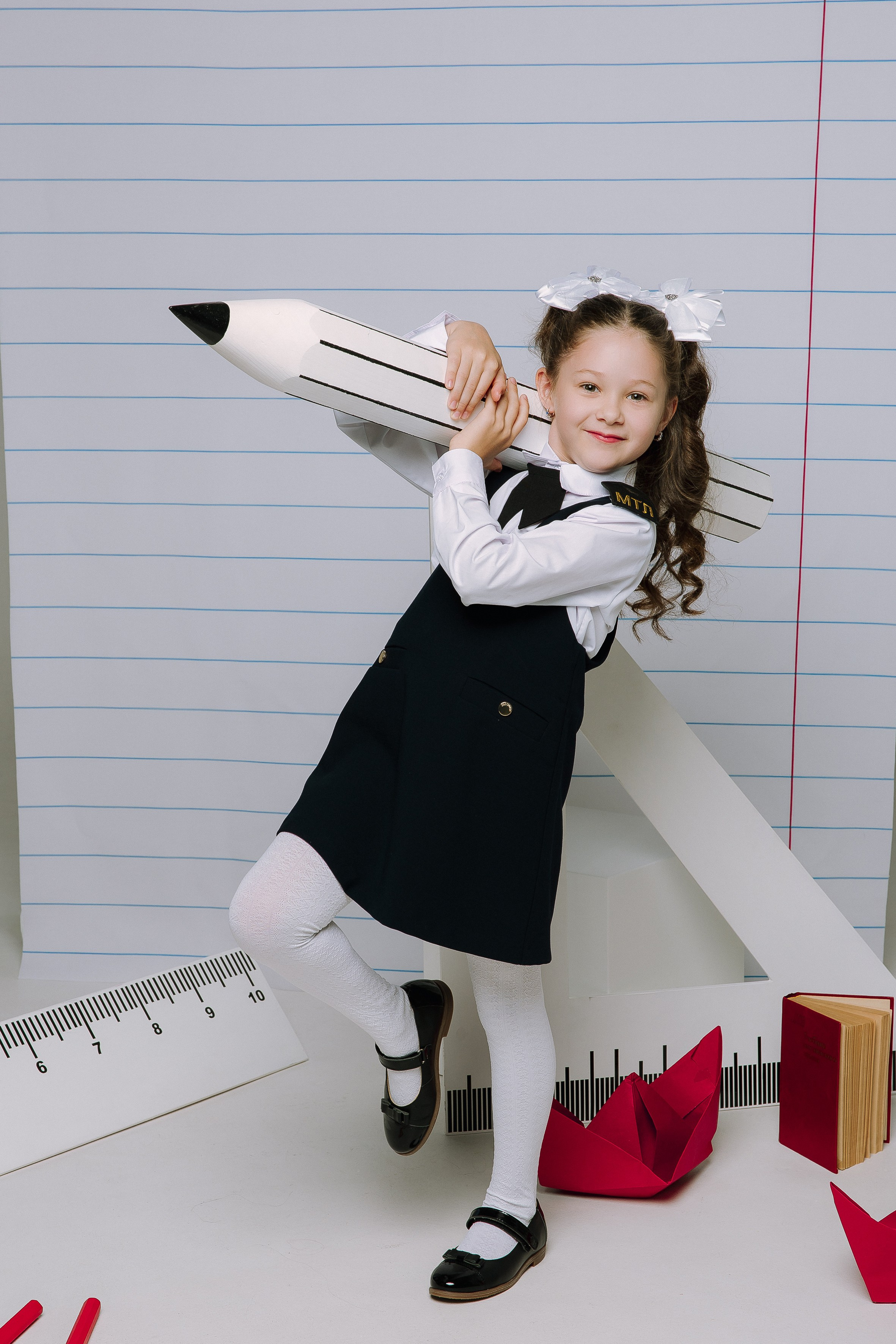 Студия- Портреты начальная школа (С реквизитом). Выпускные альбомы Натальи Бутко: Новороссийск, Анапа, Геленджик