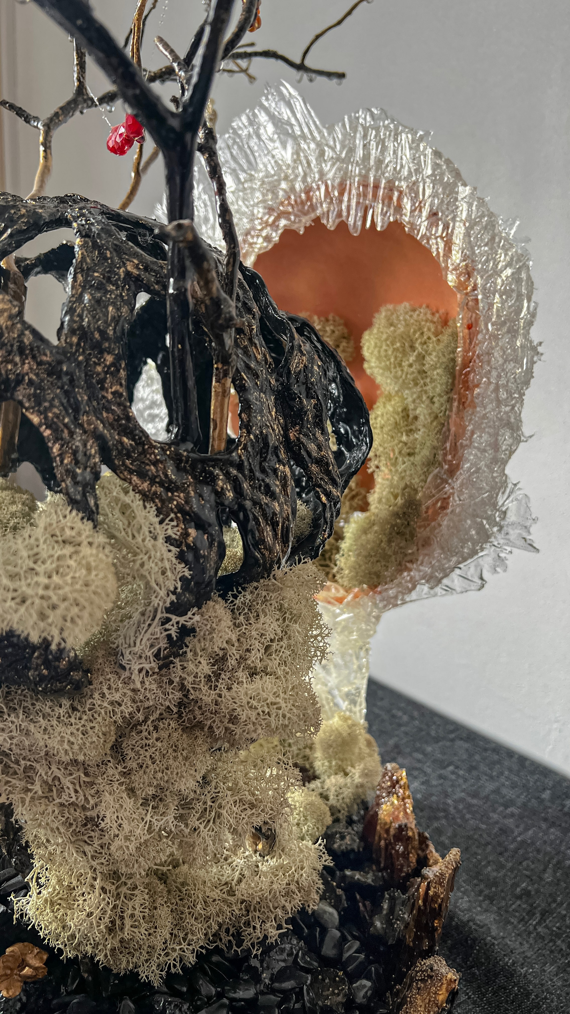 2025г. Размер : 50 см на 70 см, вес 8,65 кг. Материалы - деревянная глина, поталь золото, текстурная декоративная паста, сосновая кора, сосновые ветви, ягель стабилизированный, уголь, галька, пористые декоративные камни, эпоксидная смола. На ветвях натуральный речной жемчуг, бусины из мурманского стекла, бусины из янтаря, коралла, гематит, малахит. Маски также изготовлены вручную. Цена по запросу