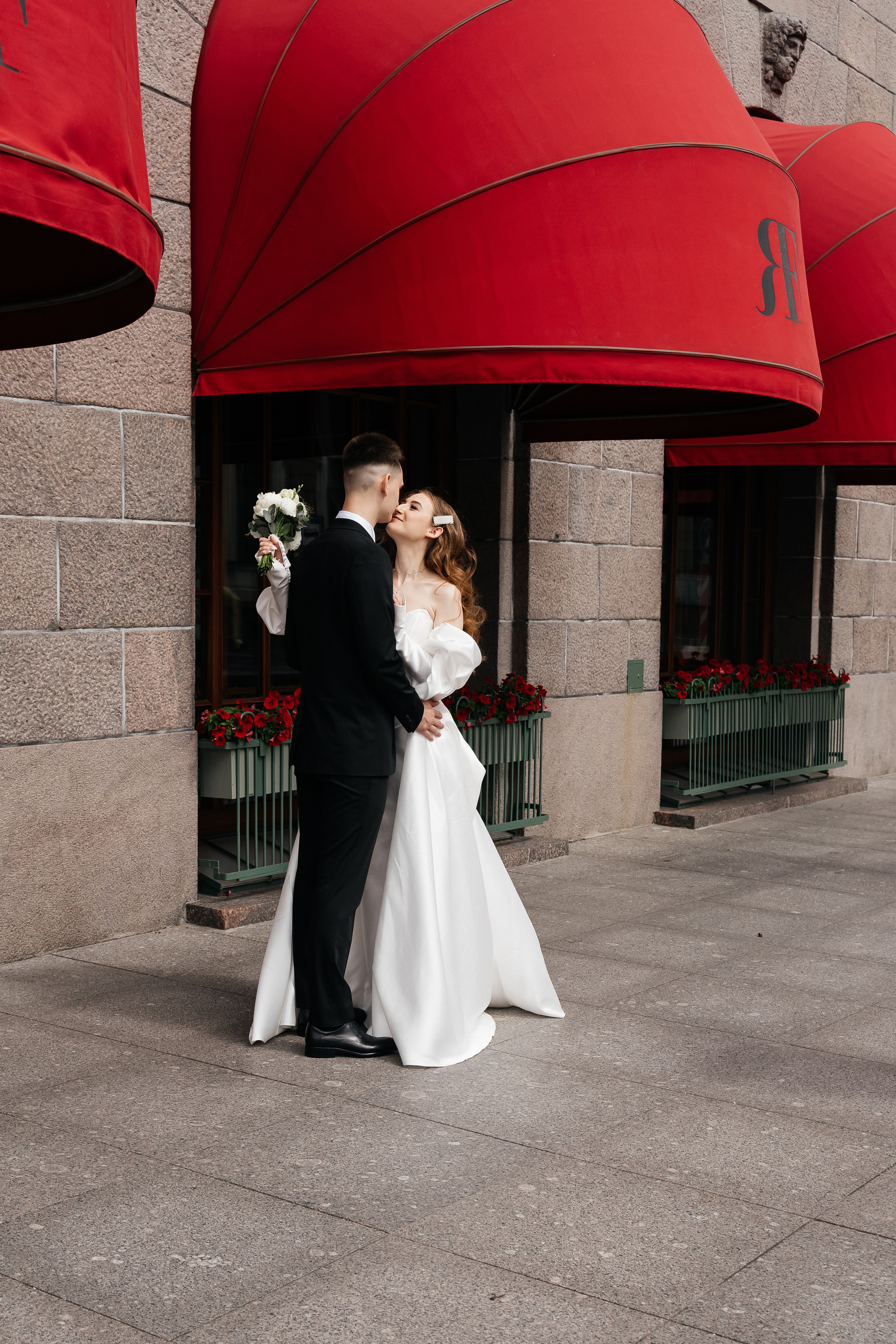 Современная свадьба с винтажным шлейфом в Санкт-Петербурге. Фотограф в Мурманске, Североморске и Санкт-Петербурге Валерия Козлова