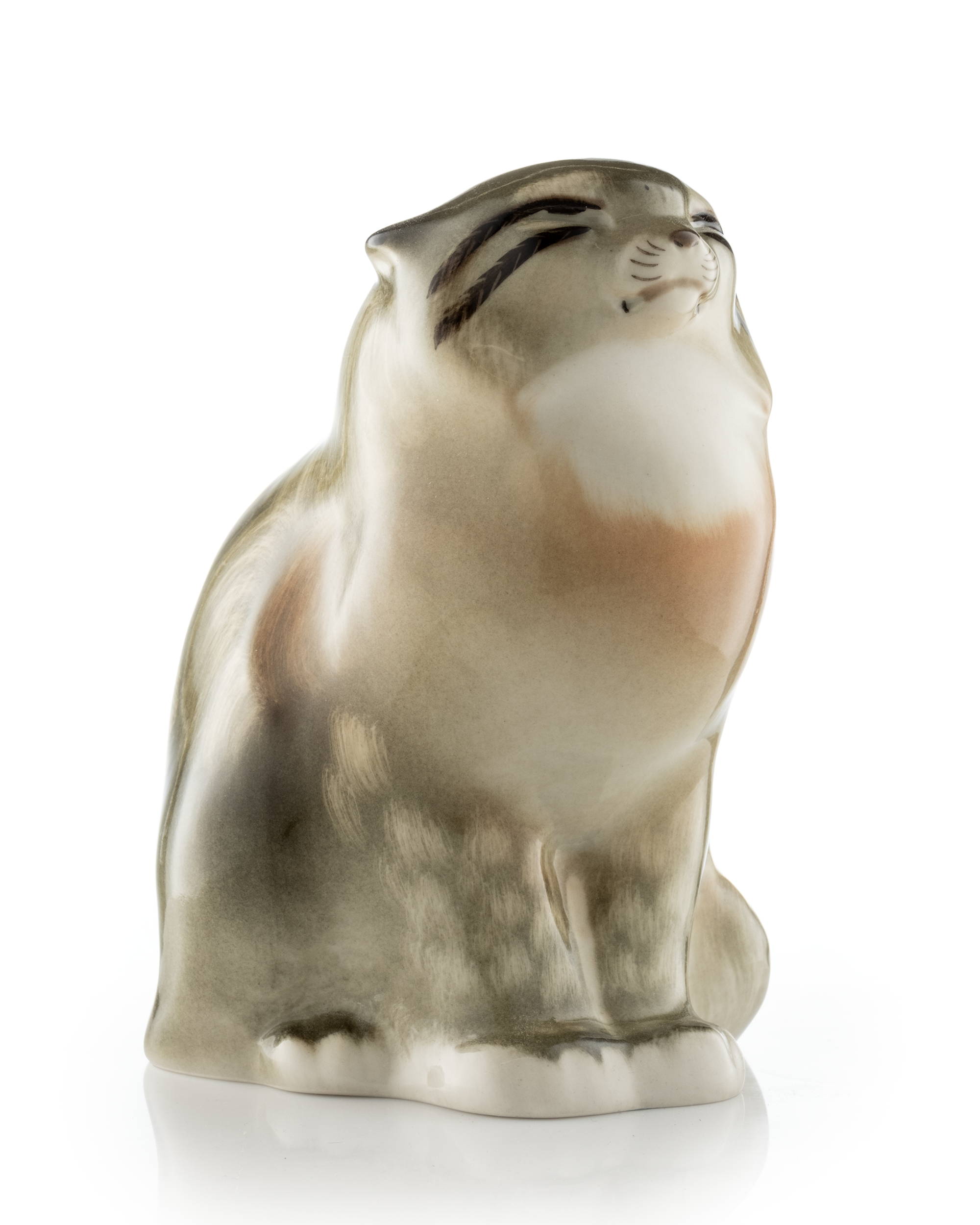 Профессиональная предметная съемка фарфоровой статуэтки кота для каталога и интернет-магазина | Качественная рекламная фотография сувениров и декора на белом фоне