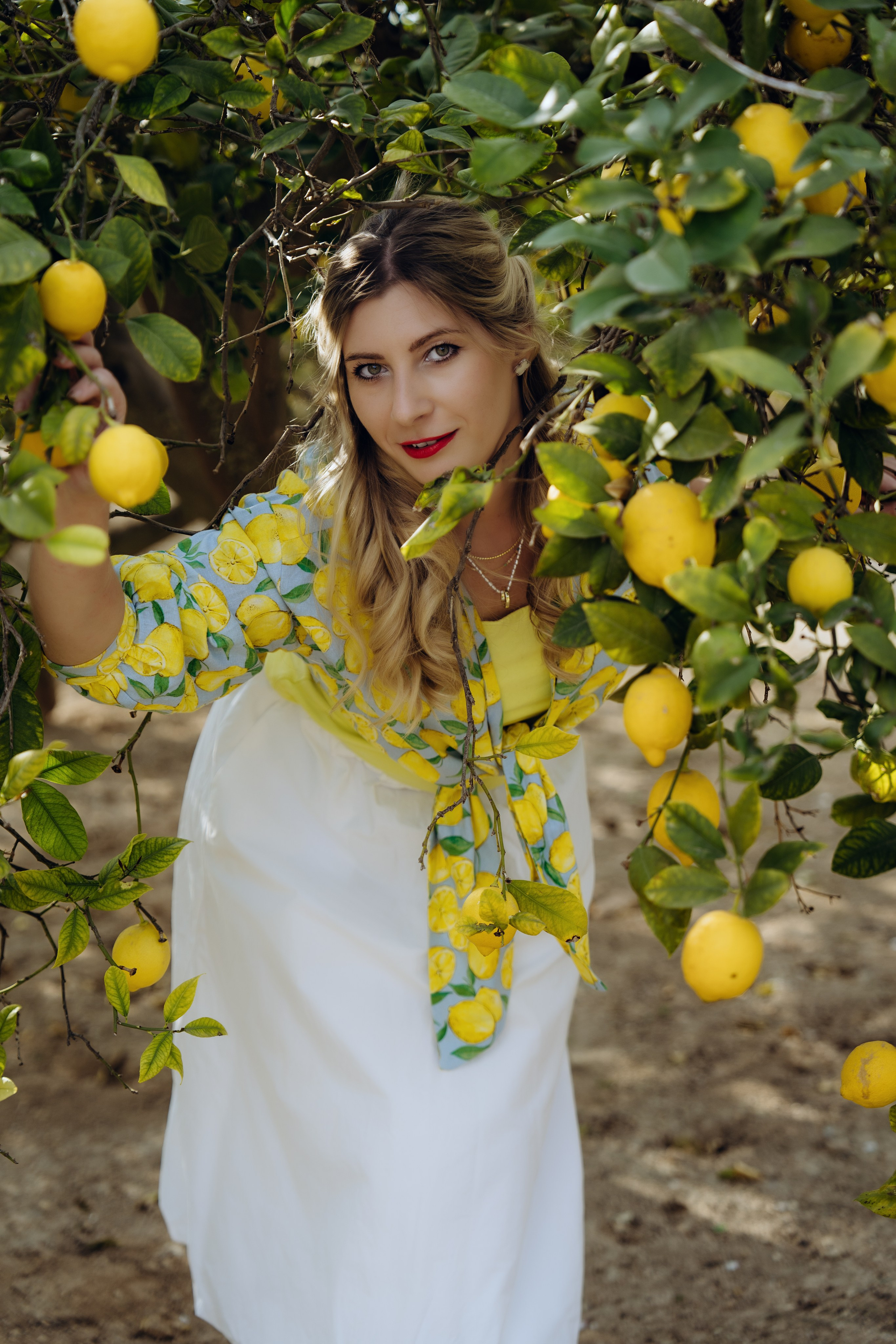 фотосессия в стиле пикник в лимонах