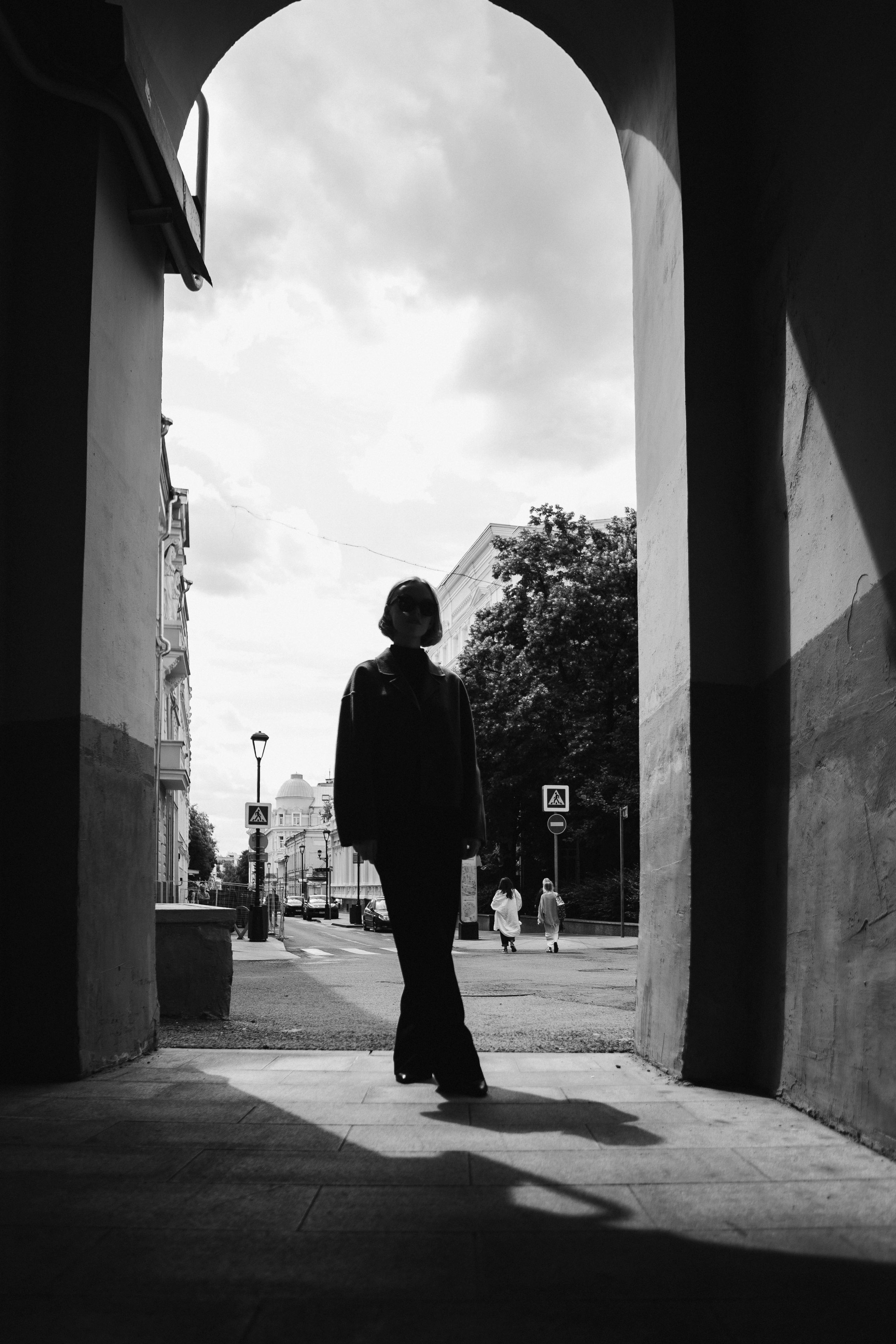 Фотограф Москва — женский портрет в строгом костюме на фоне архитектуры