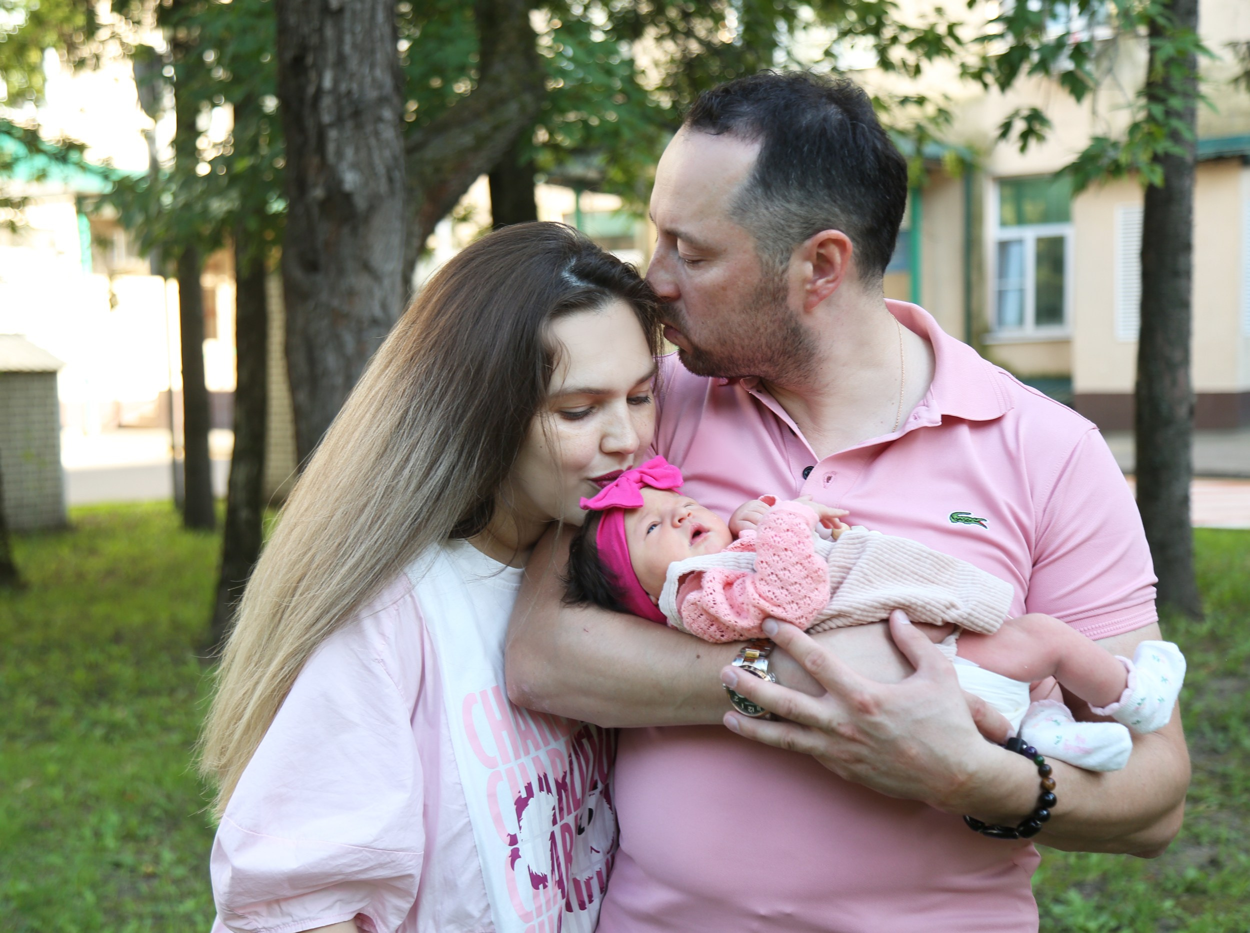 Выписка из роддома в Москве на Щукинской для Рамзии и Эдуарда. Фотосессия в студии в Москве от профессионального фотографа услуги по доступным ценам