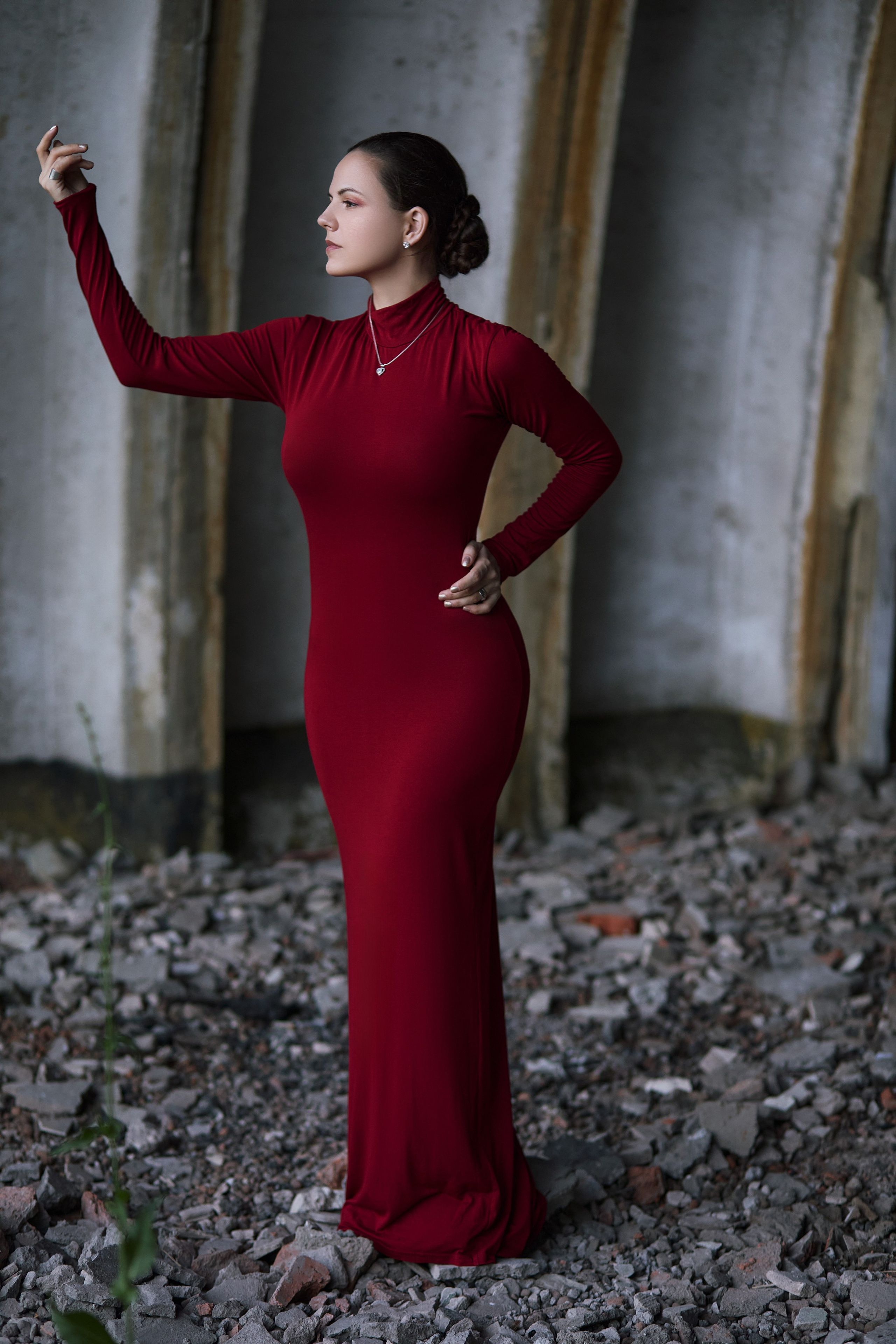 Идея для женской фотосессии в заброшенном здании