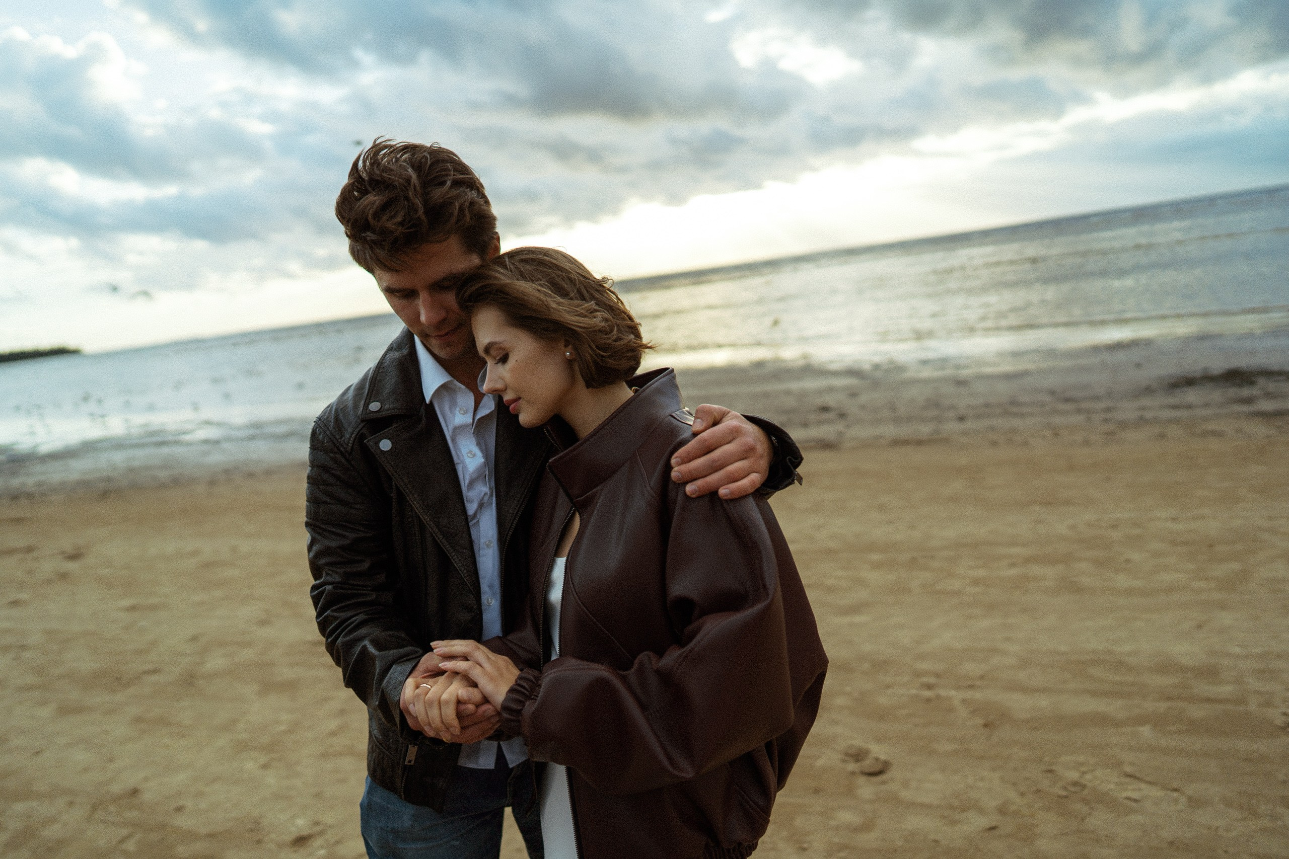 Девушка и парень обнимаются у воды — Love Story в Петербурге, мягкий свет и ветер