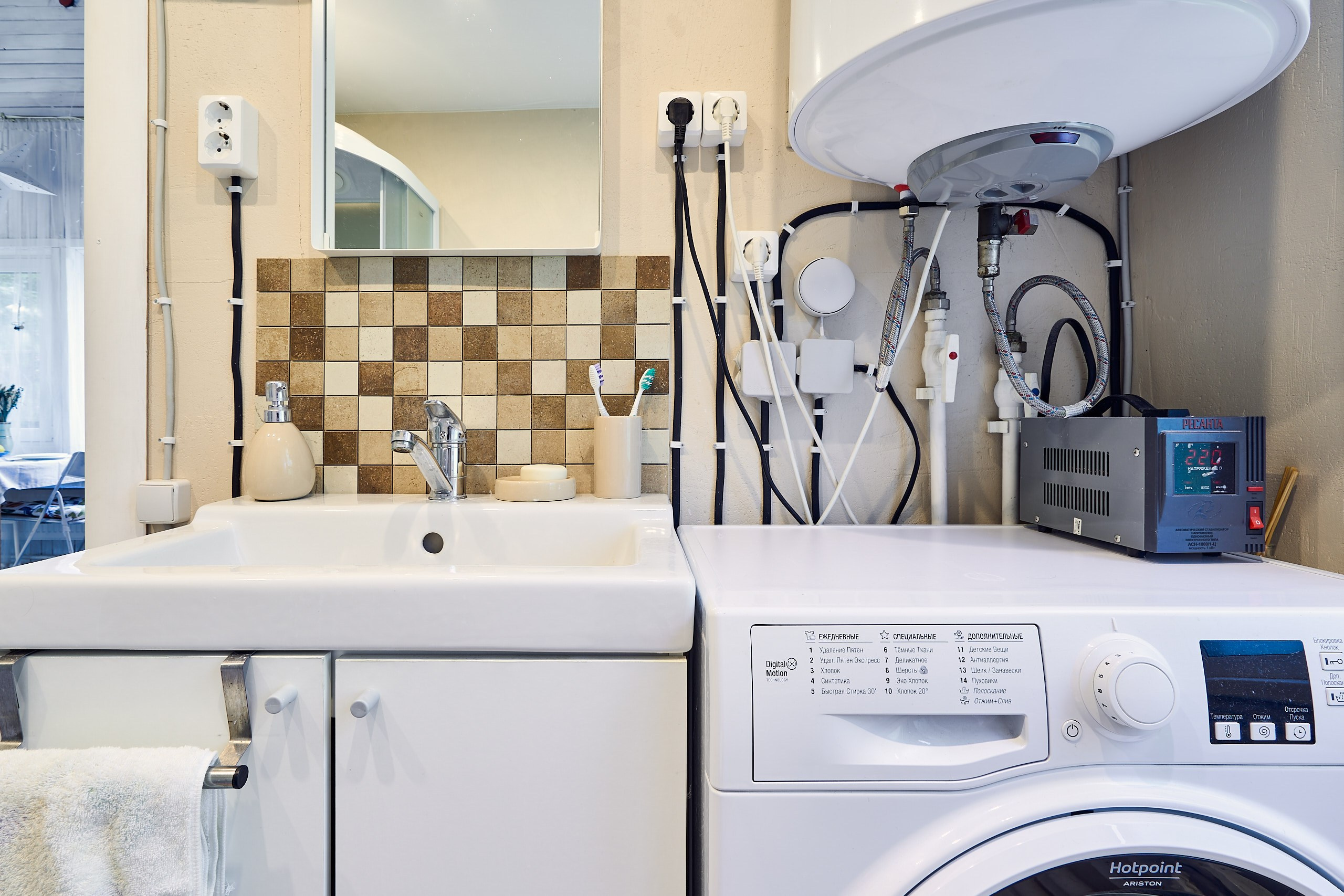 Интерьерное фото санузла загородного дома с раковиной, стиральной машинкой и бойлером над ней