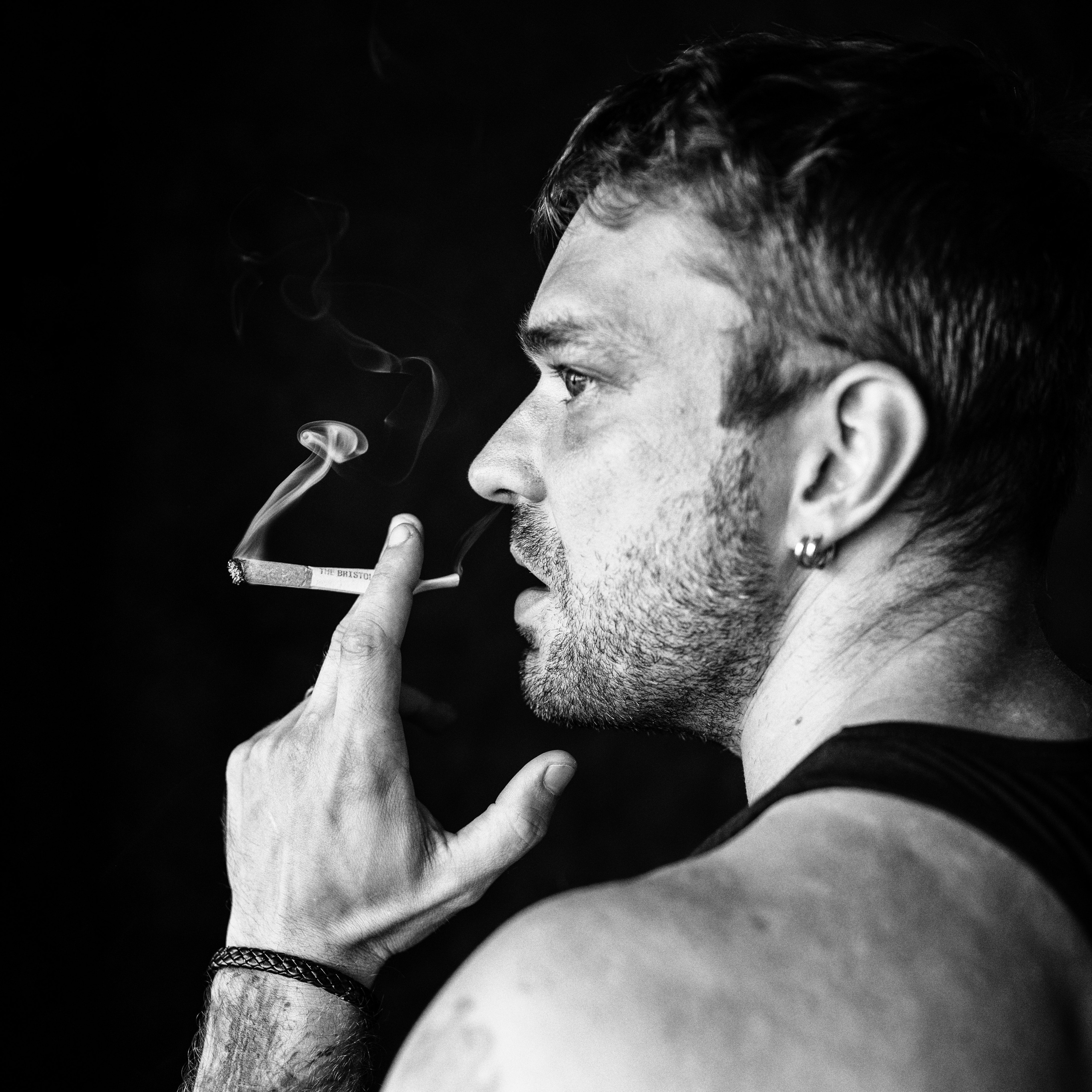 Курящий мужчина. портрет