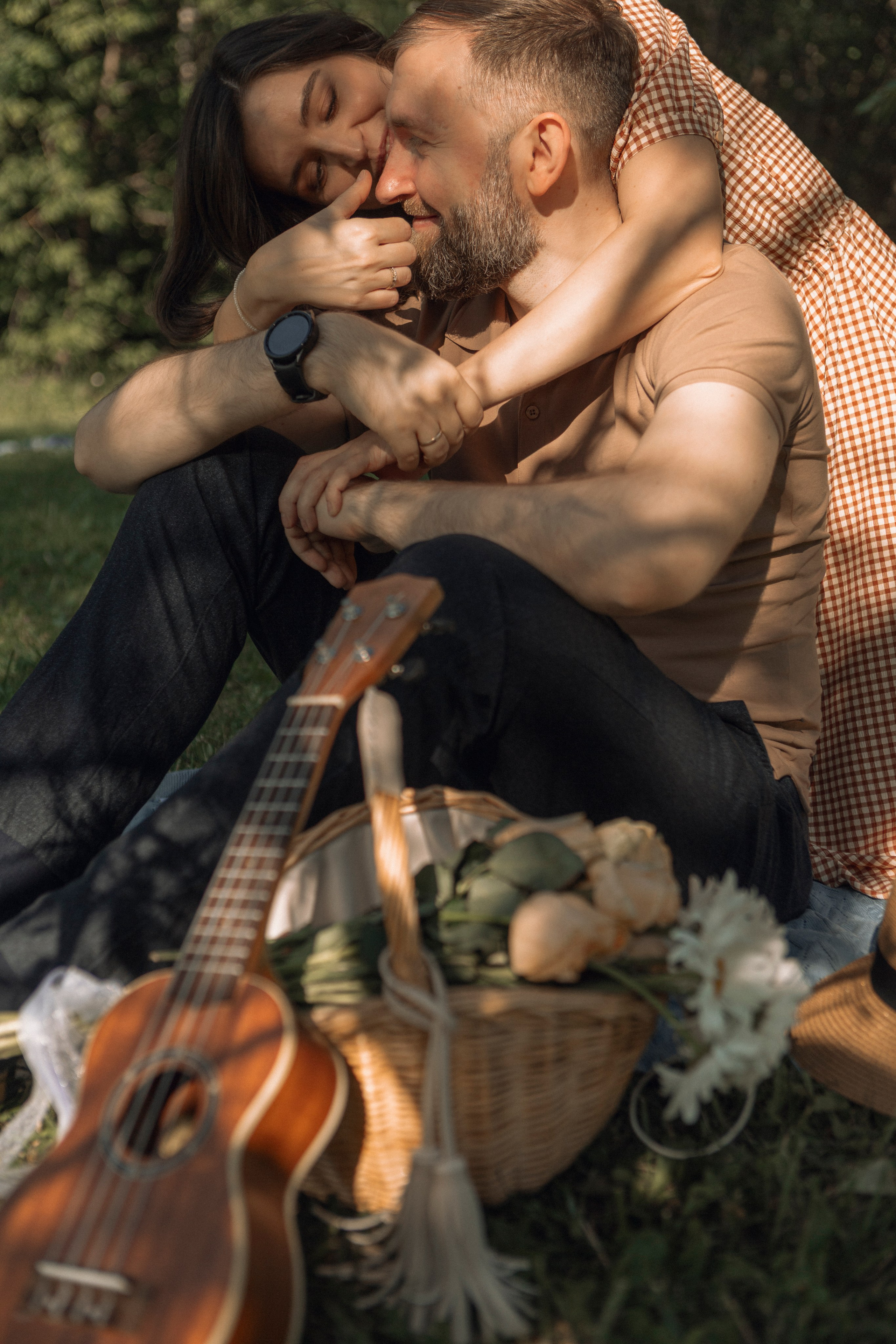 Пара на пледе с фруктами и укулеле, летняя лавстори-съёмка в Москве