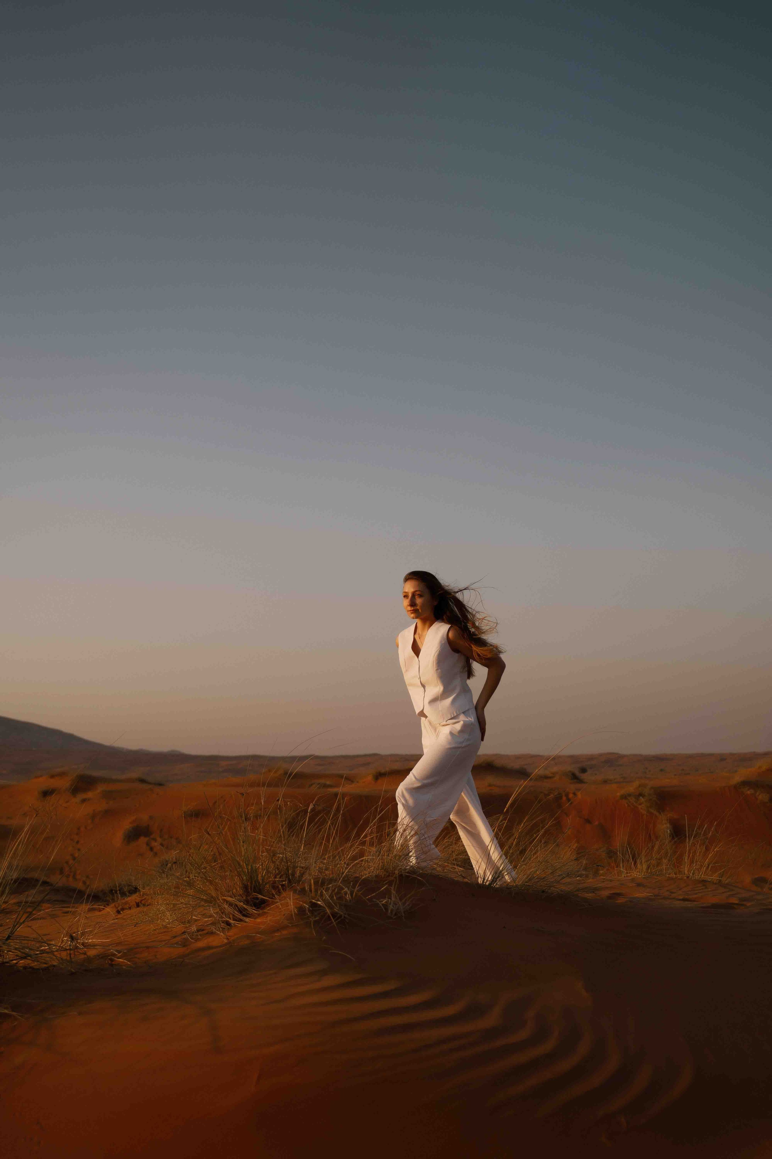 Фотосессия в пустыне ОАЭ с трансфером, выезд из Абу-Даби, Дубая, Фуджейры и других эмиратов. Дорога до пустыни занимает около 1 часа.