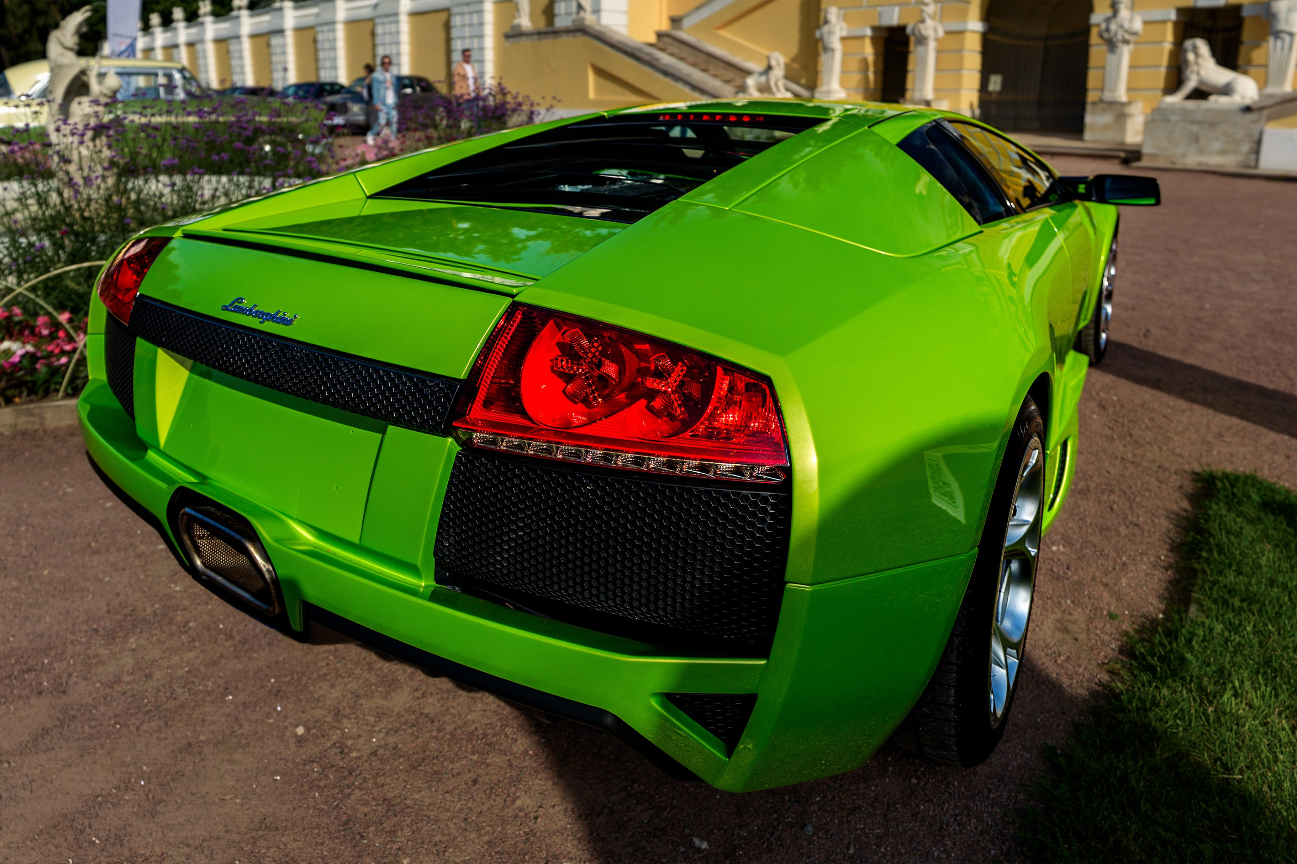 Задний ракурс Lamborghini Murciélago LP640 в зелёном цвете, фотосъёмка деталей кузова и оптики спорткара