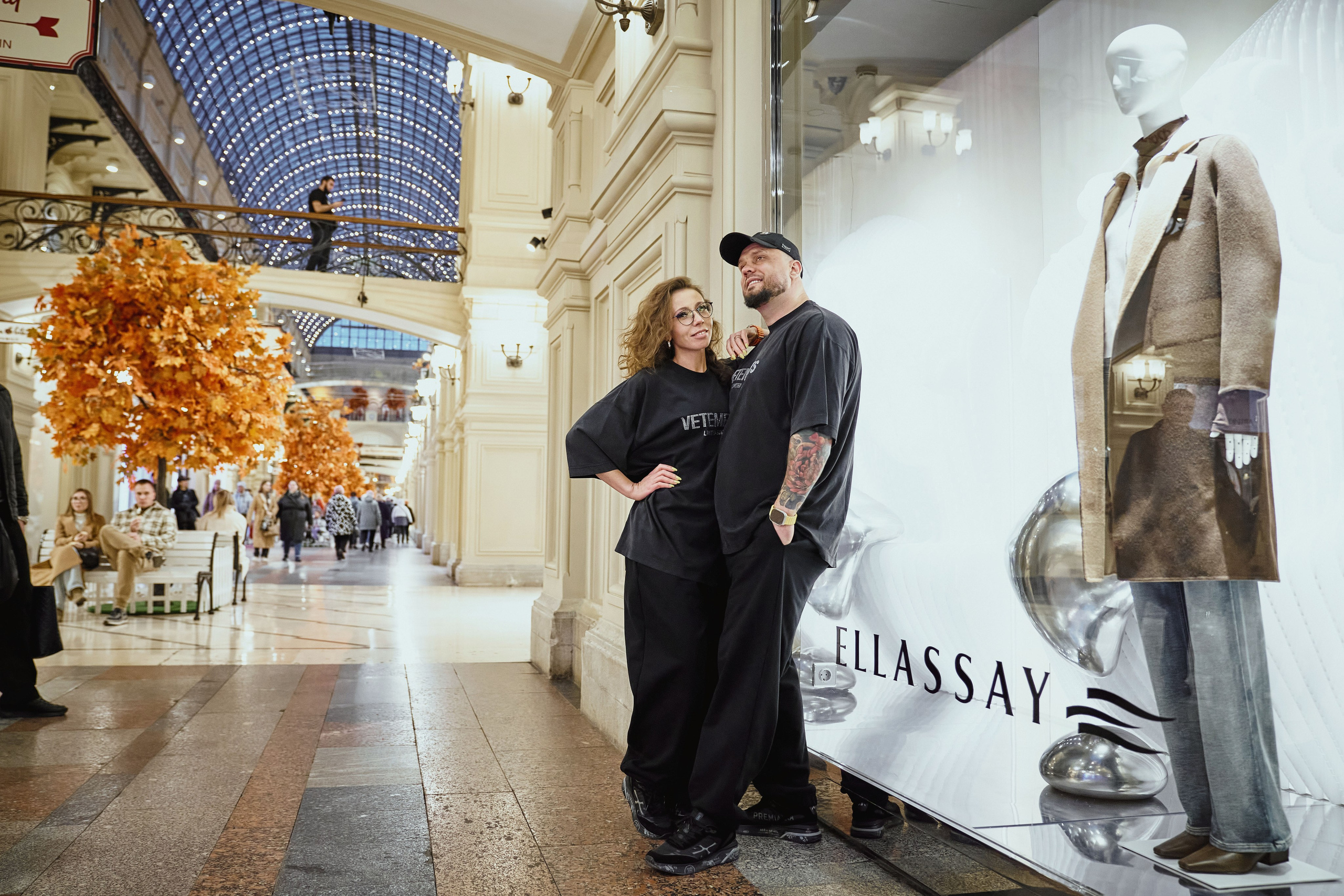 позирование у витрины в ГУМ во время совместной фотосессии