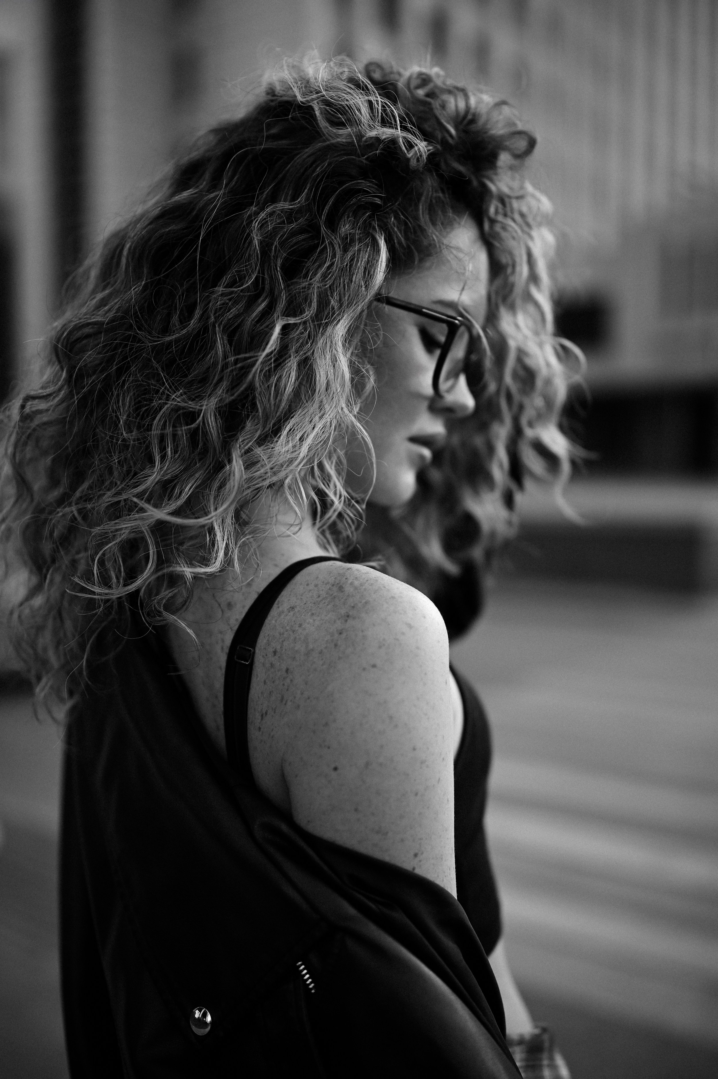 Атмосферный портрет девушки во время уличной фотосессии в центре Казани с архитектурным контрастом